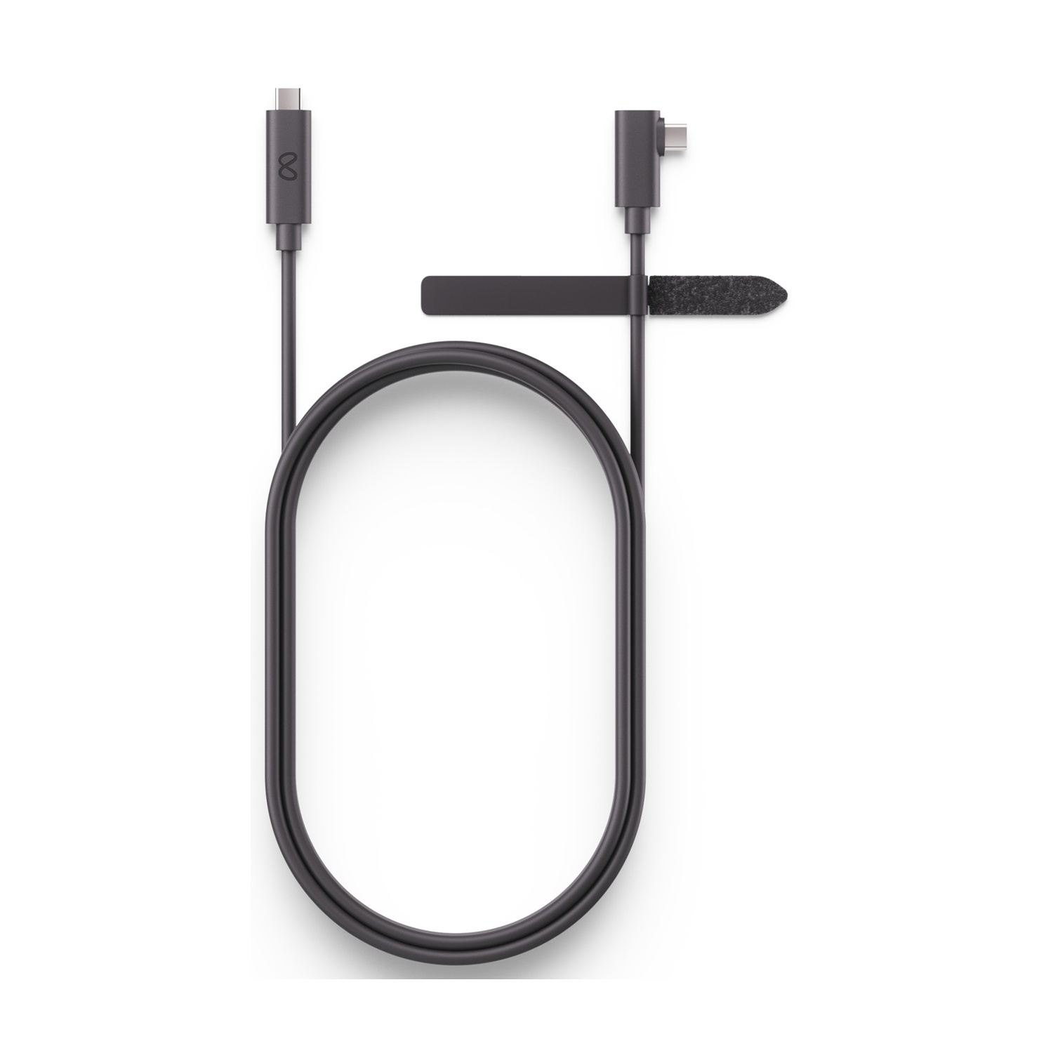 Cavo nero con due connettori. Uno è USB-C. Piccola fascetta in velcro attaccata.