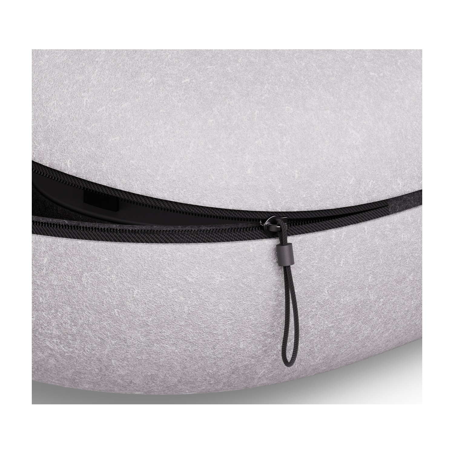 Primo piano di una borsa grigio chiaro con cerniera e tiretto neri. Il tessuto ha un motivo maculato.