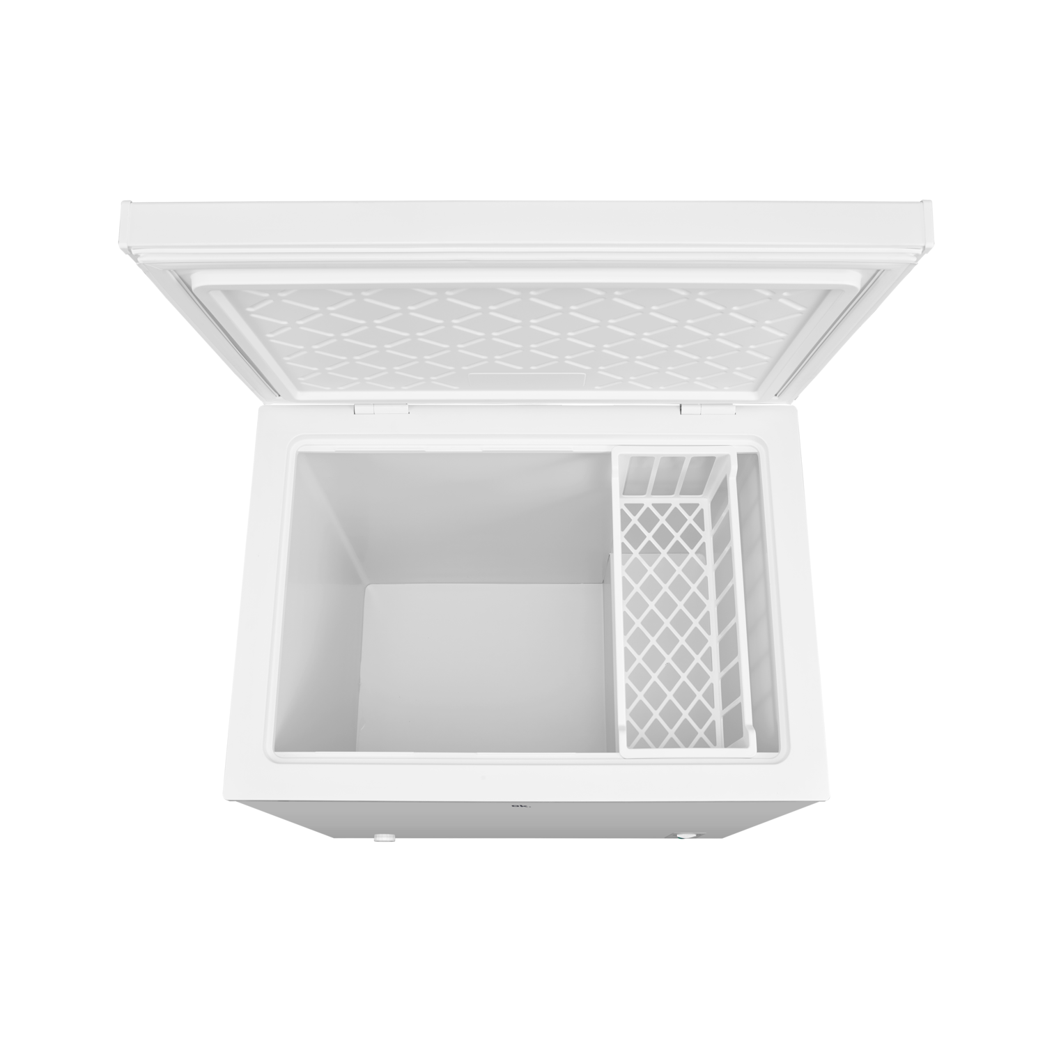 Een witte vriezer met open deksel, leeg interieur en een mand.