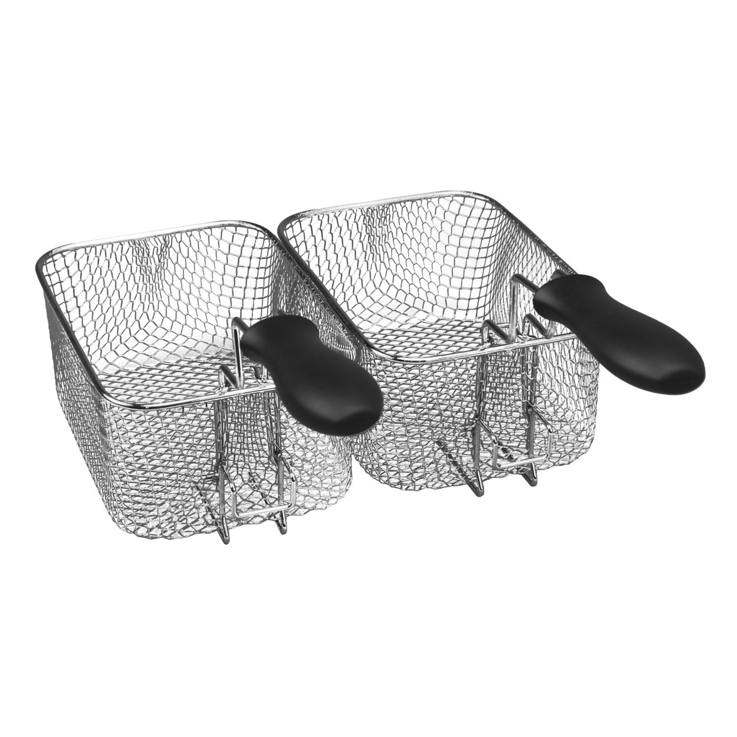 Deux paniers à friture en acier inoxydable avec des poignées noires côte à côte sur fond noir. Les paniers sont vides.