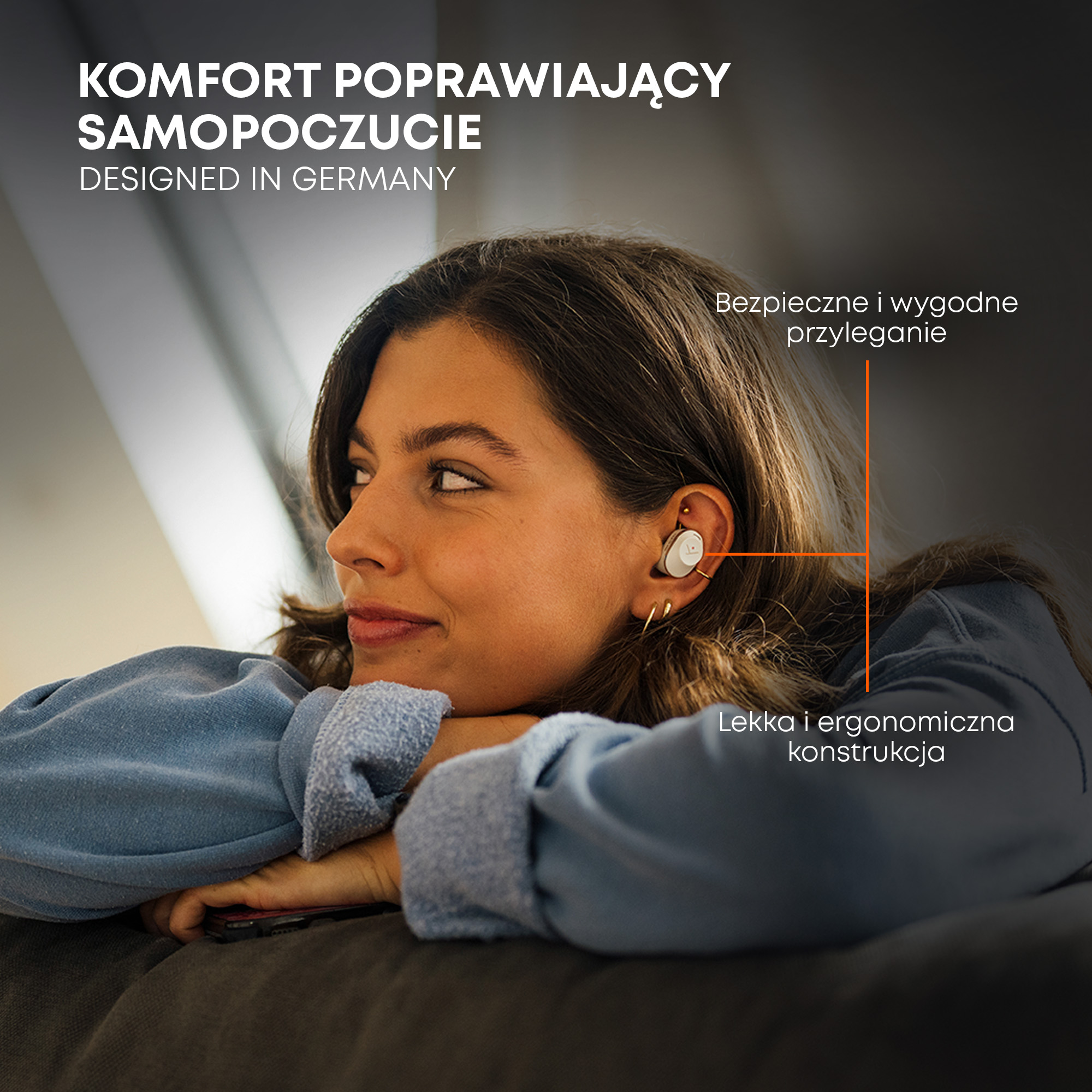 Kobieta nosząca słuchawki. Tekst: Wygodny, ergonomiczny design, bezpieczne i wygodne dopasowanie.