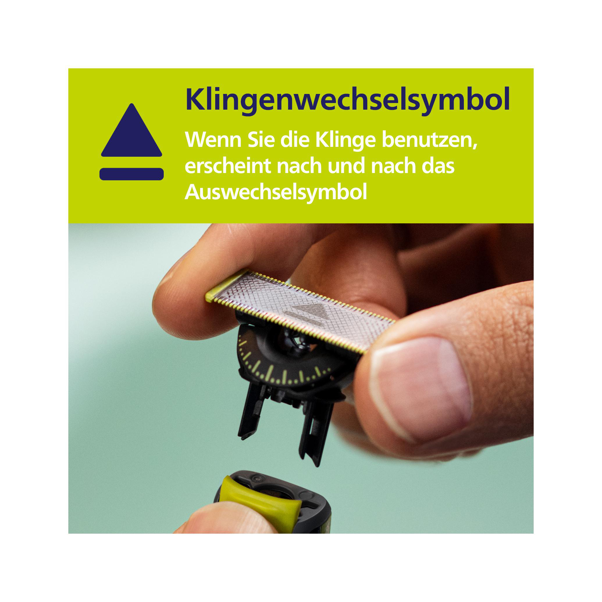Hand, die einen Rasiererkopf hält, mit Text-Overlay zum Klingenwechsel.