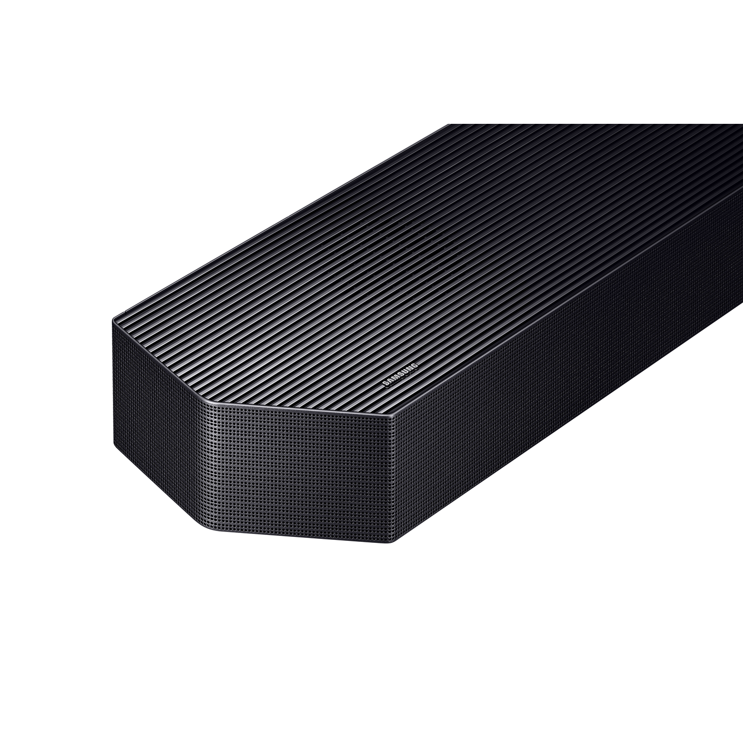 Een zwarte soundbar op een witte achtergrond, schuine weergave.