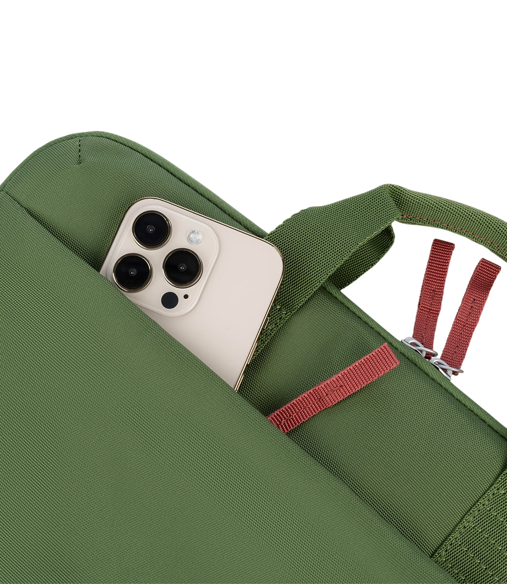Olivgrüne Tasche mit einem Telefon in der Tasche, zeigt die Kameralinsen.