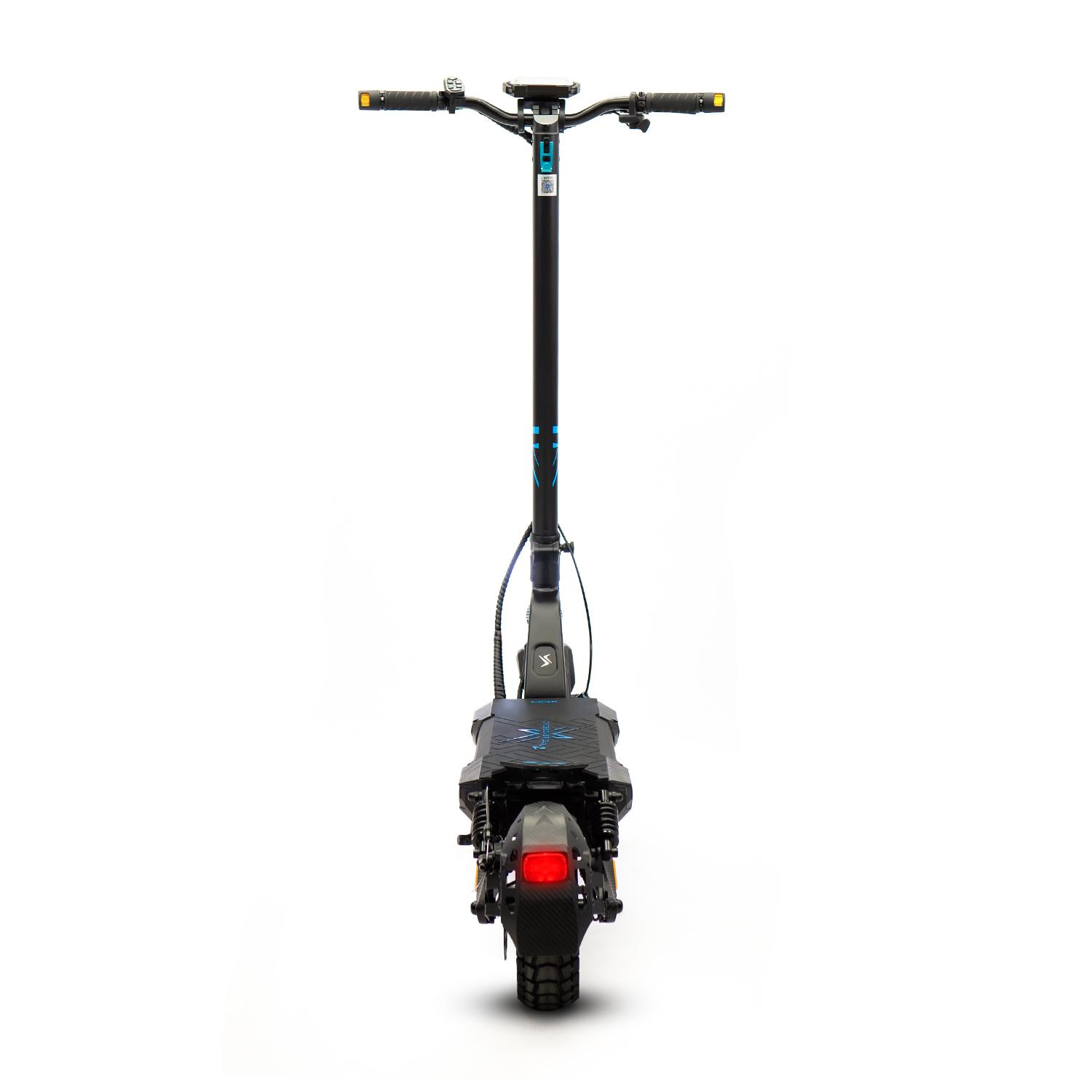 Un patinete eléctrico negro sobre fondo blanco. Tiene un mástil largo, luces y freno trasero.