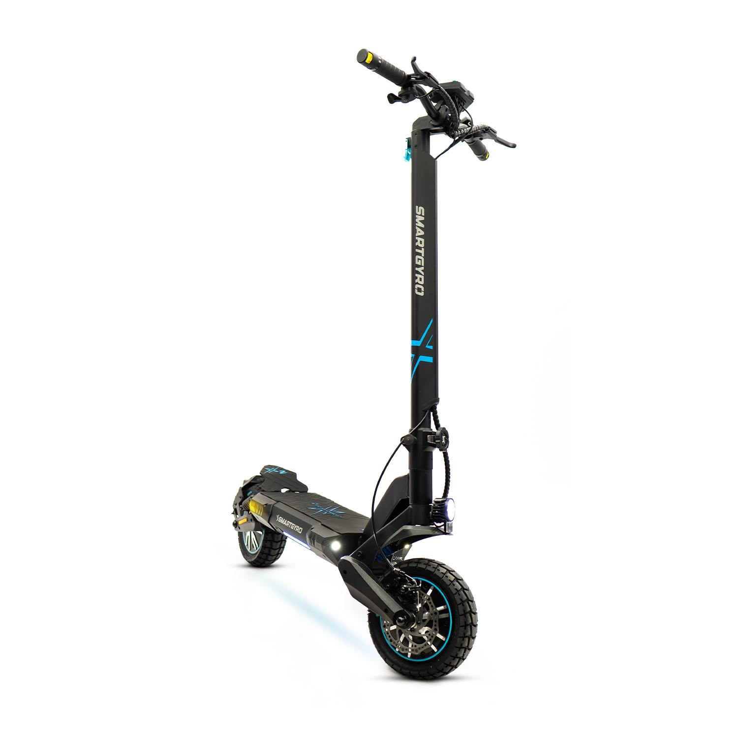 Un patinete eléctrico Smartgyro negro y azul sobre un fondo blanco.