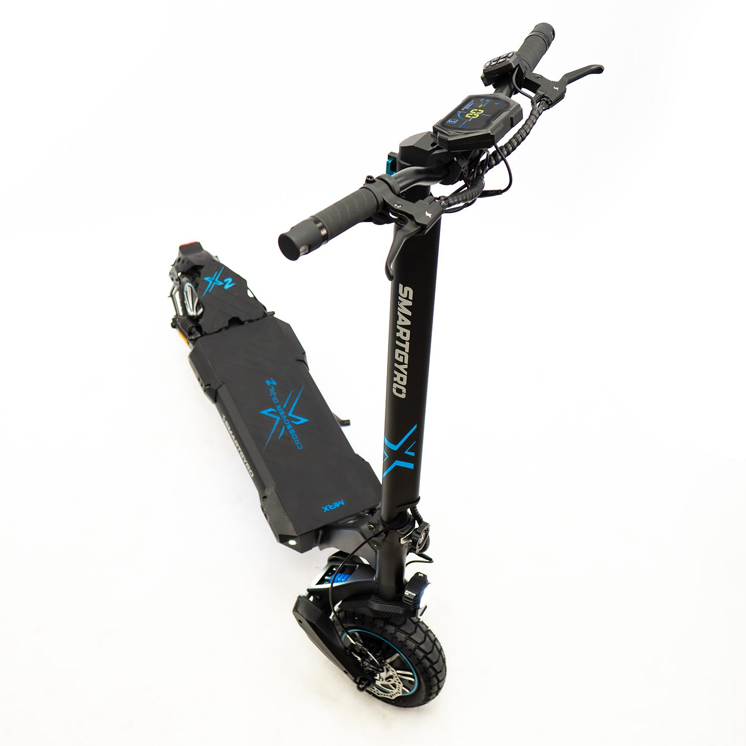 Patinete eléctrico Smartgyro negro y azul sobre una superficie blanca. Está inclinado hacia el espectador.