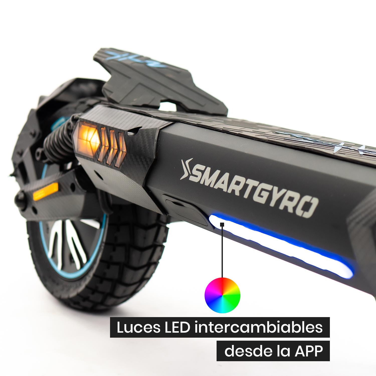 Primer plano de la rueda de un patinete eléctrico con neumáticos gruesos.