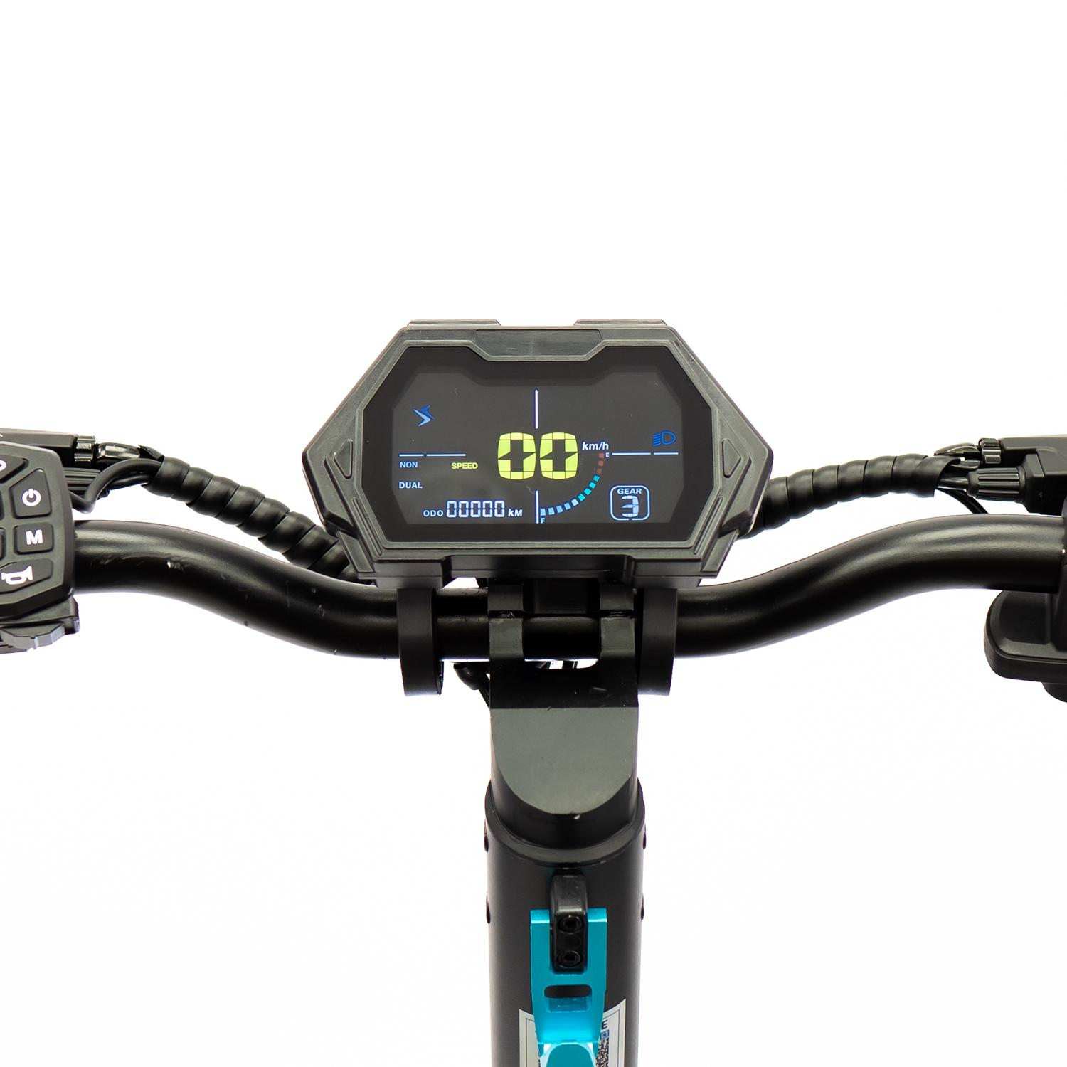 Primer plano de la pantalla de un scooter eléctrico. Muestra velocidad, batería e información de marcha.