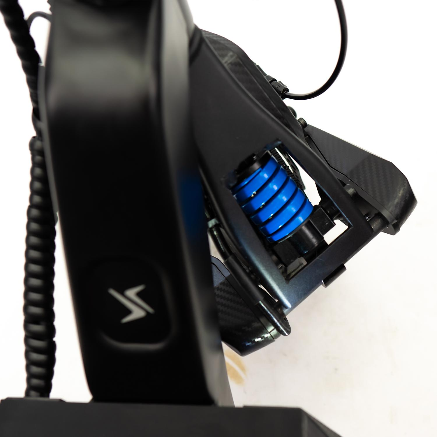 Un dispositivo negro con un resorte azul, con fibra de carbono en los lados.