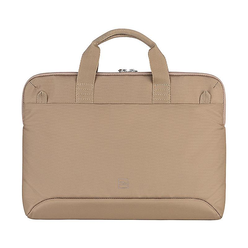 Beige Laptoptasche. Sie hat einen Griff und einen Reißverschluss. Die Tasche ist auf weißem Hintergrund. Die Tasche ist rechteckig.
