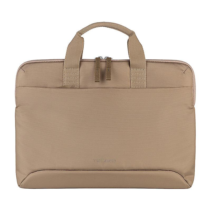 Hellbraune Laptoptasche mit Griff. Sie hat zwei Reißverschlüsse und eine Vordertasche.