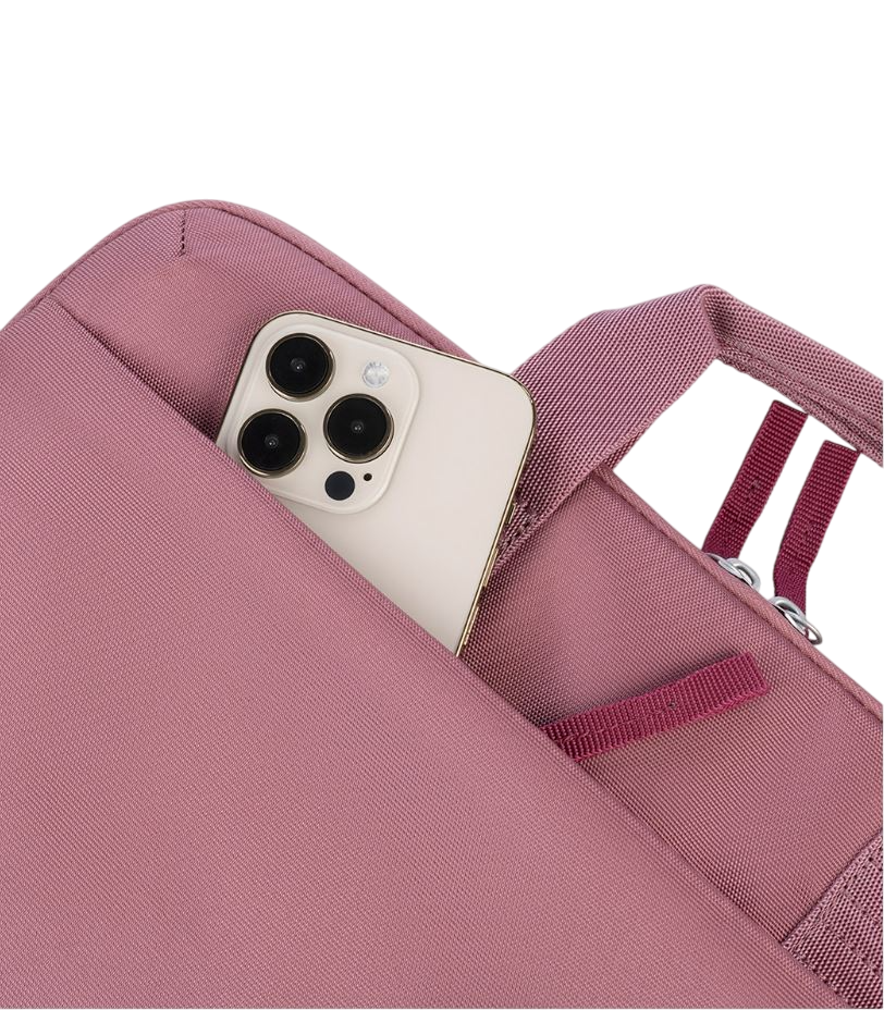 Eine pinkfarbene Tasche mit einem Telefon in der Tasche.