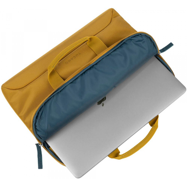 Laptop in einer senfgelben Laptoptasche, geöffnet, um den Computer zu zeigen.
