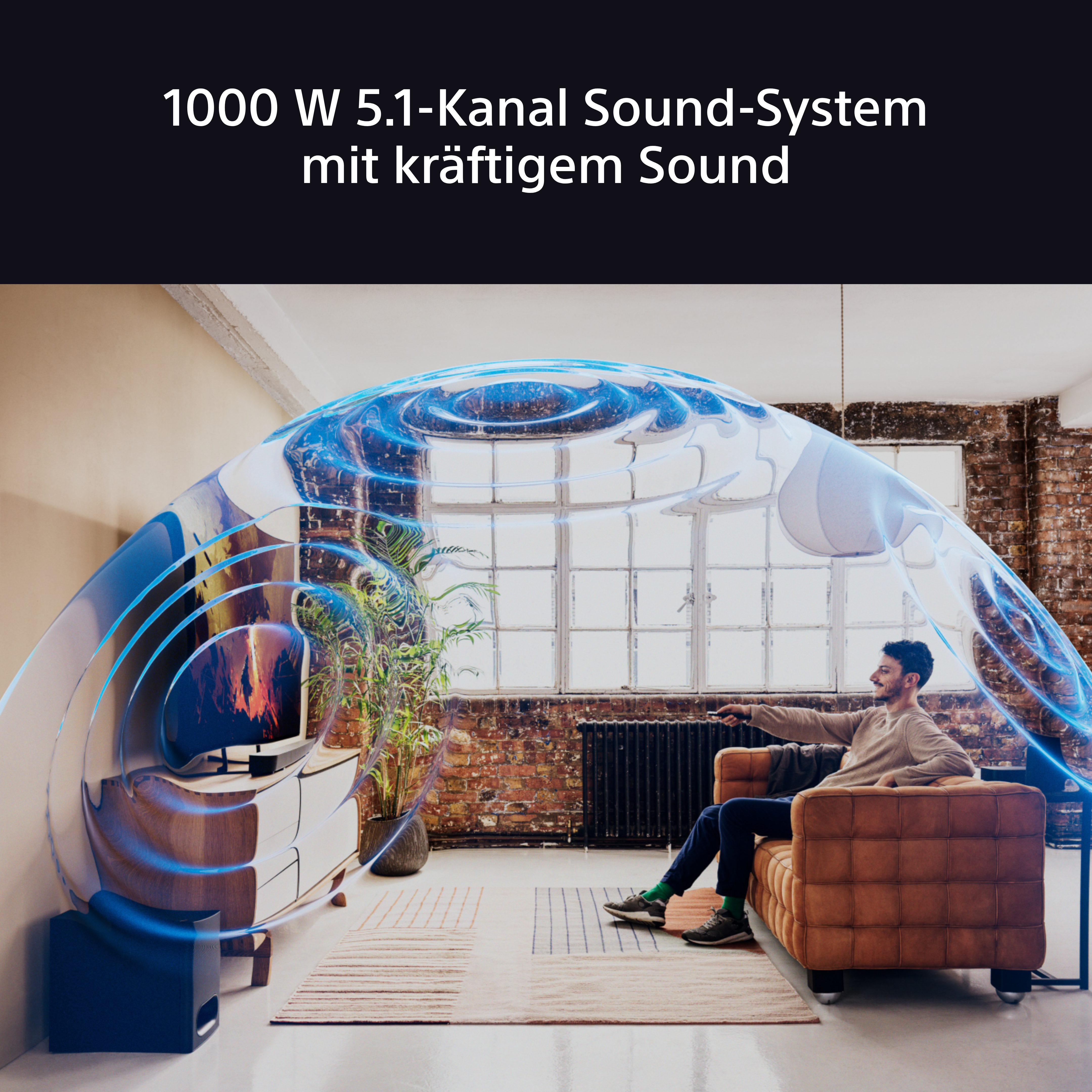 Ein Mann sitzt auf einem braunen Sofa und sieht fern. Schallwellen werden im Raum visualisiert.