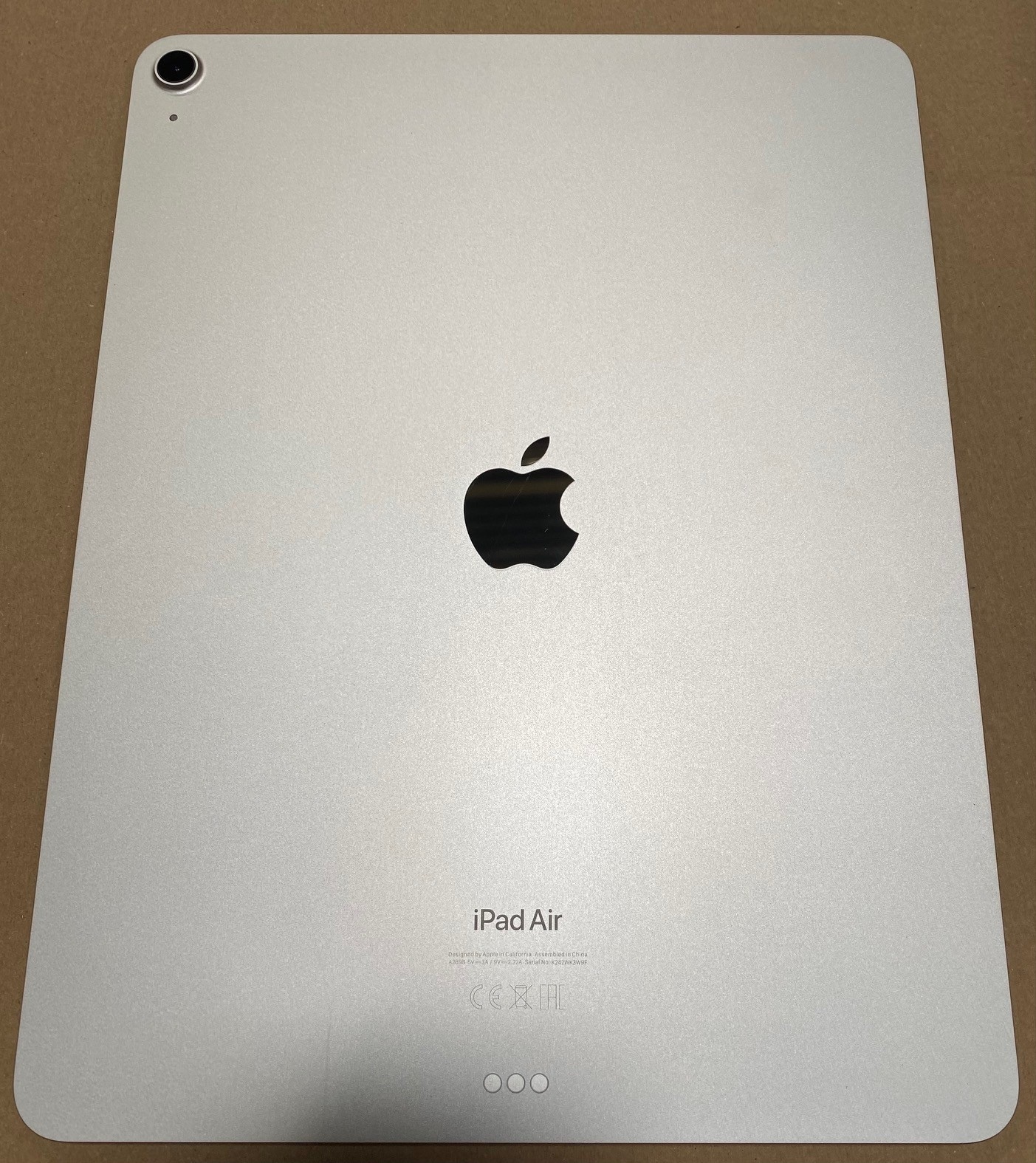 Osoba trzymająca telefon z interfejsem aplikacji Bravia Connect.