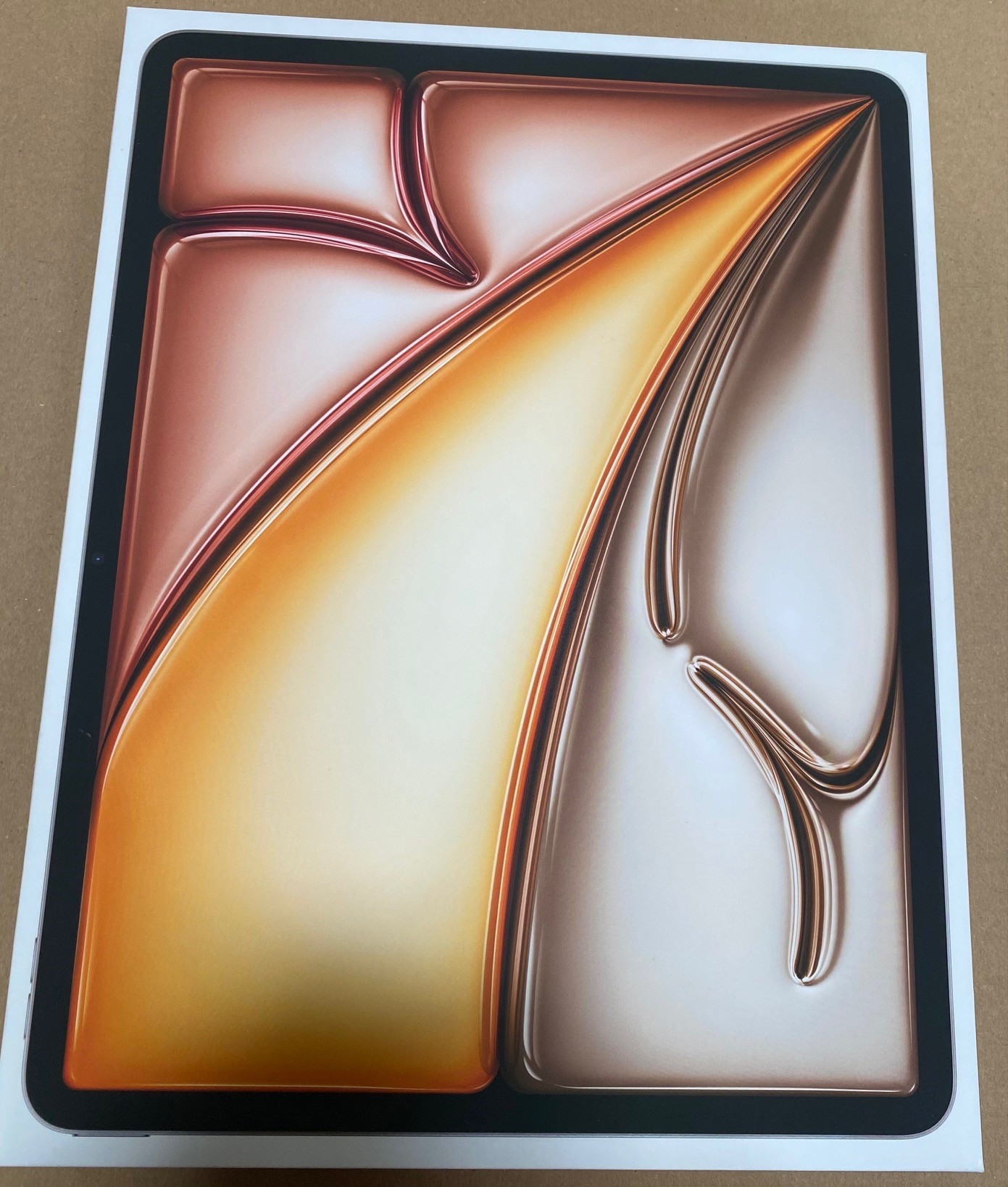 Pudełko z projektem abstrakcyjnych kształtów w kolorze czerwonym, żółtym i srebrnym.