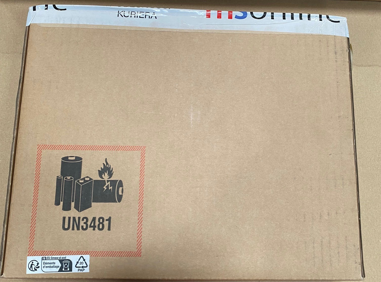 Kartonowe pudełko z etykietą UN3481 i symbolami zagrożenia bateriami.