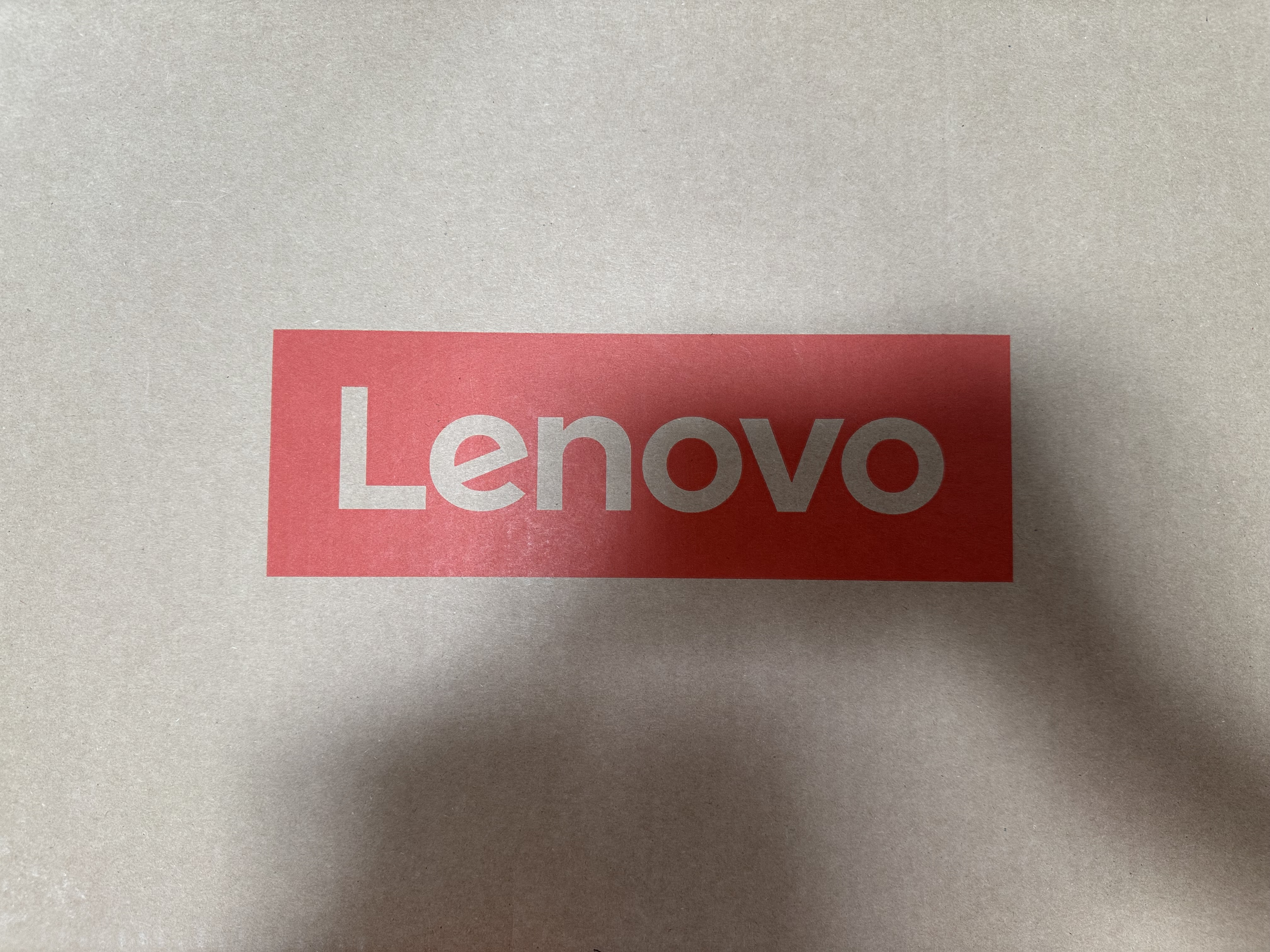 Słowo Lenovo w czerwonym prostokącie.