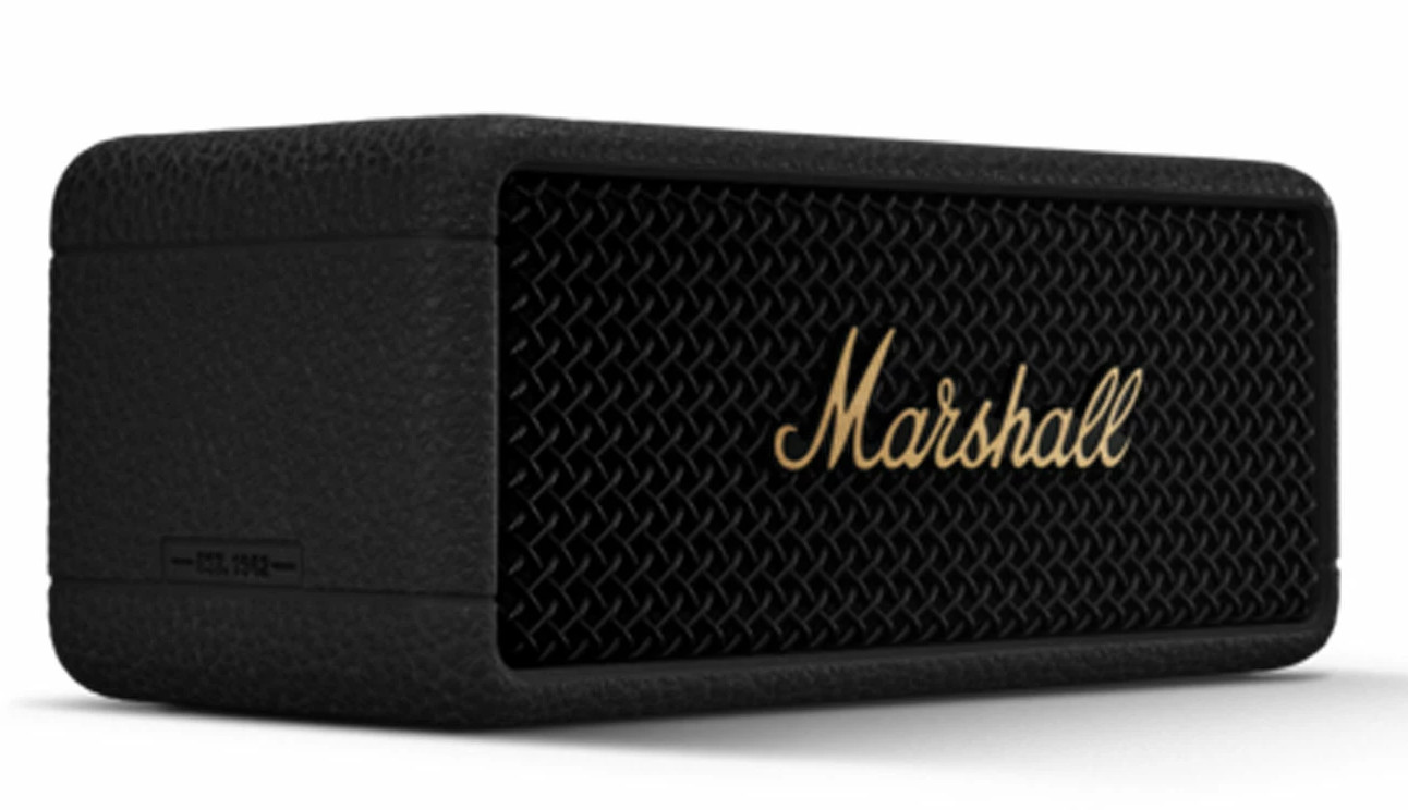 Czarny głośnik Marshall z siatkową kratką i złotym tekstem Marshall. Tekstura czarnej skóry.