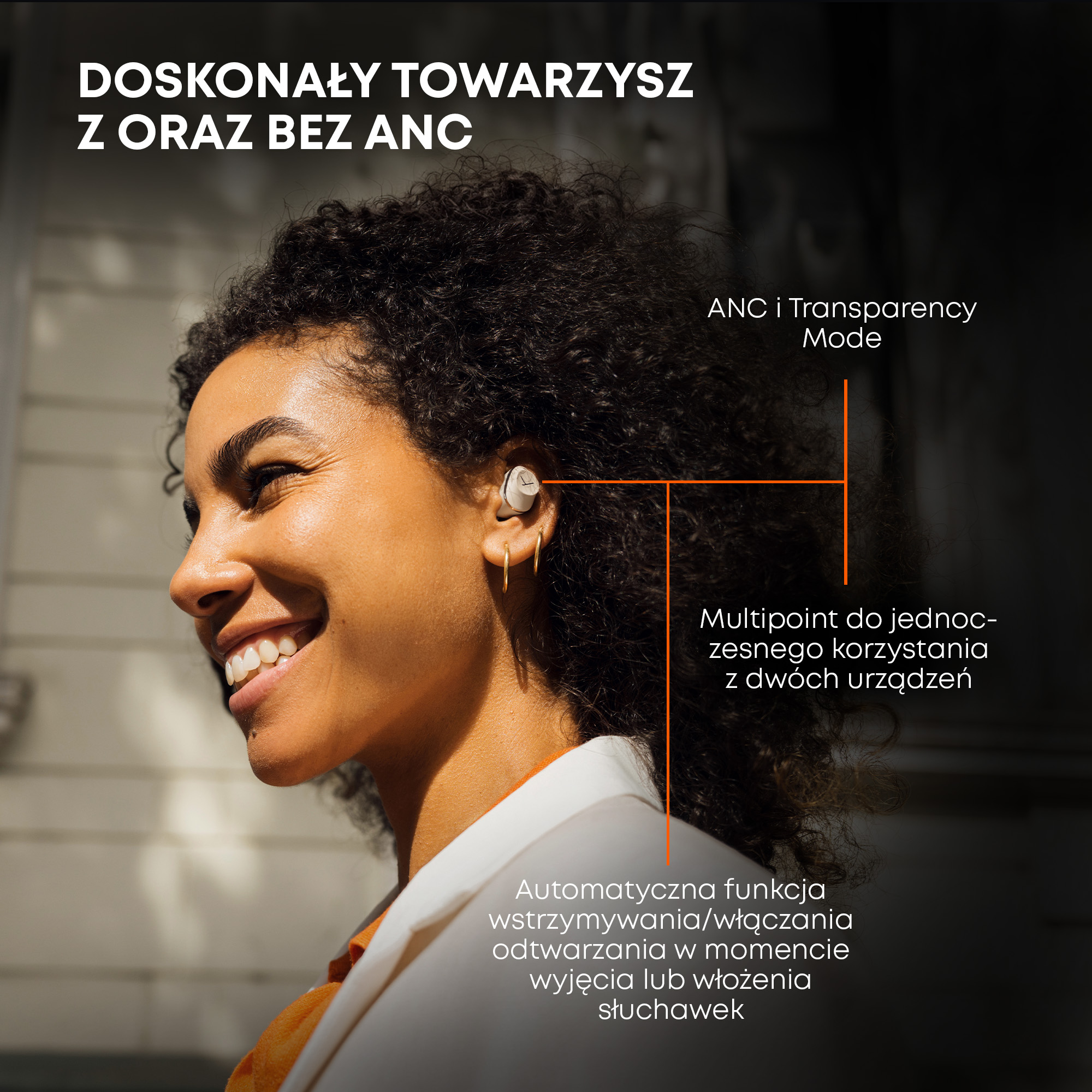 Czarny głośnik z podświetlanym pierścieniem i mikrofonem na białym tle.