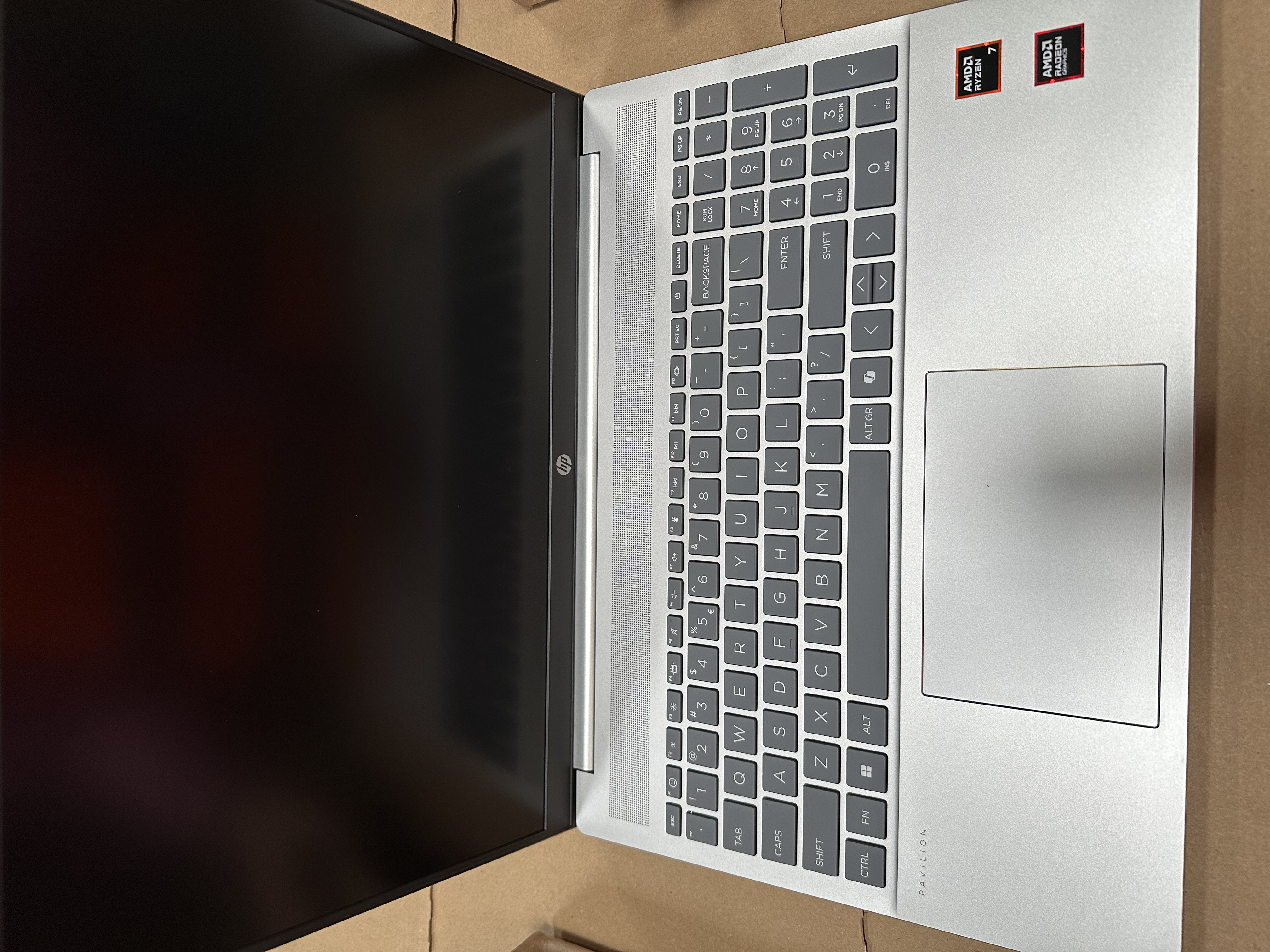 OUTLET Laptop HP Pavilion 16-ag0019nw / AMD Ryzen™ 7 8840U / 16 GB RAM / 512 GB SSD / Radeon™ / Windows 11 Home (64 Bit) Srebrno-szary