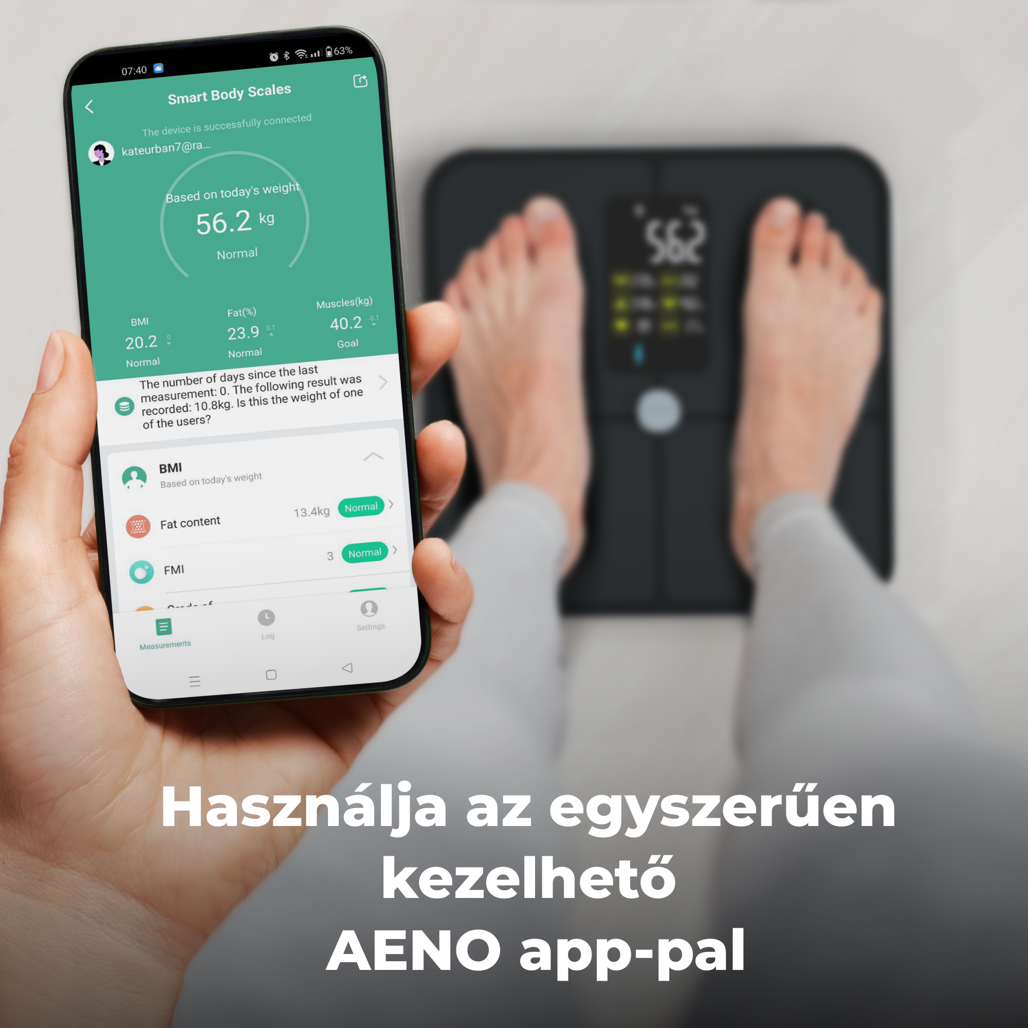 Egy nő egy mérlegre néz, mellette egy telefonnal.