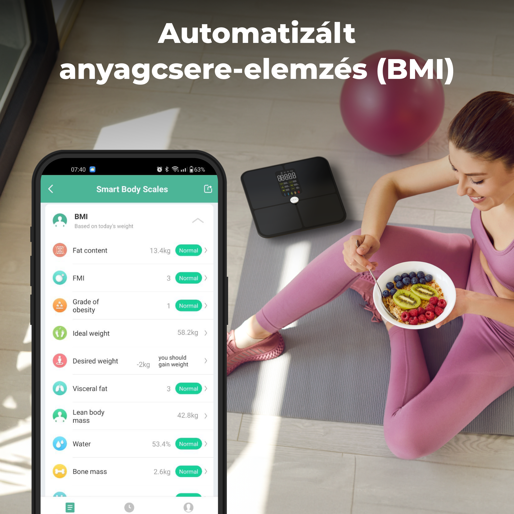 Nő a szőnyegen, a telefonjára néz, BMI adatokkal és gyümölcsös tálat tart.