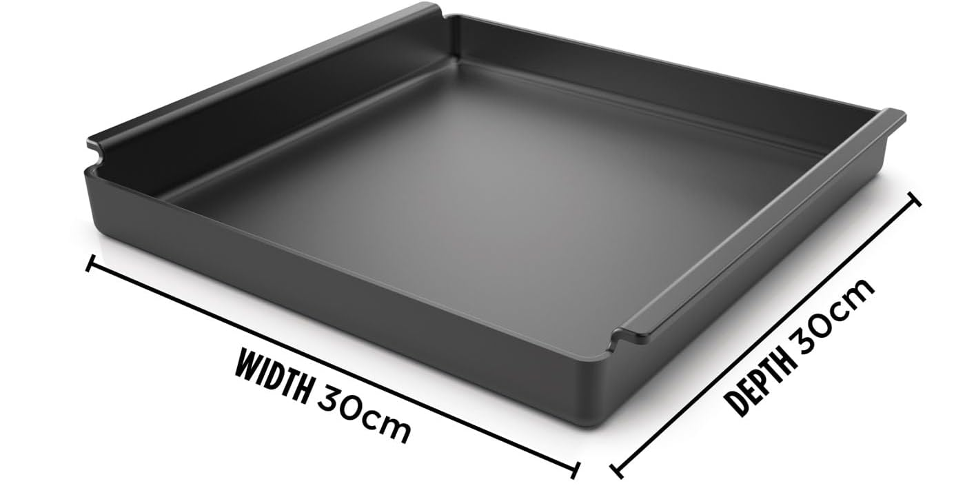 Fekete sütőtálca. A szélesség és mélység méretei 30 cm-esek, fekete szöveggel.