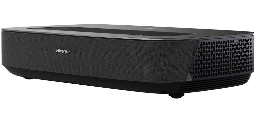Czarny projektor Hisense na białej powierzchni, widok z boku. Ma otwory wentylacyjne i markę Hisense.