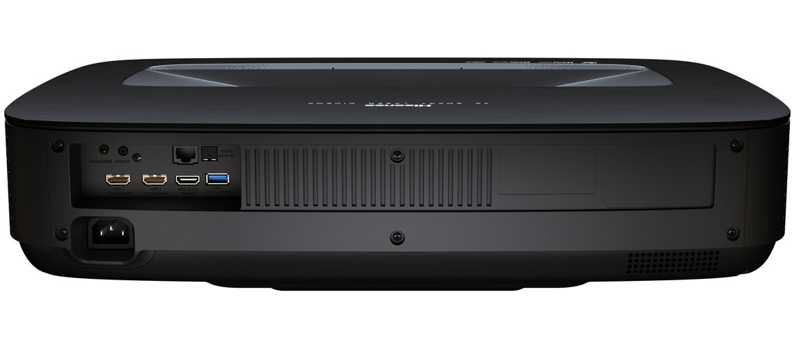 Tył czarnego projektora z portami i połączeniami.