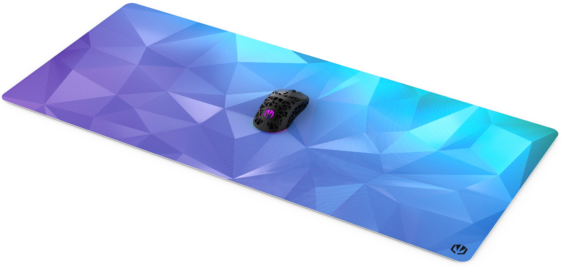 Egér és egy gamer egérpad kék és lila geometriai mintával.