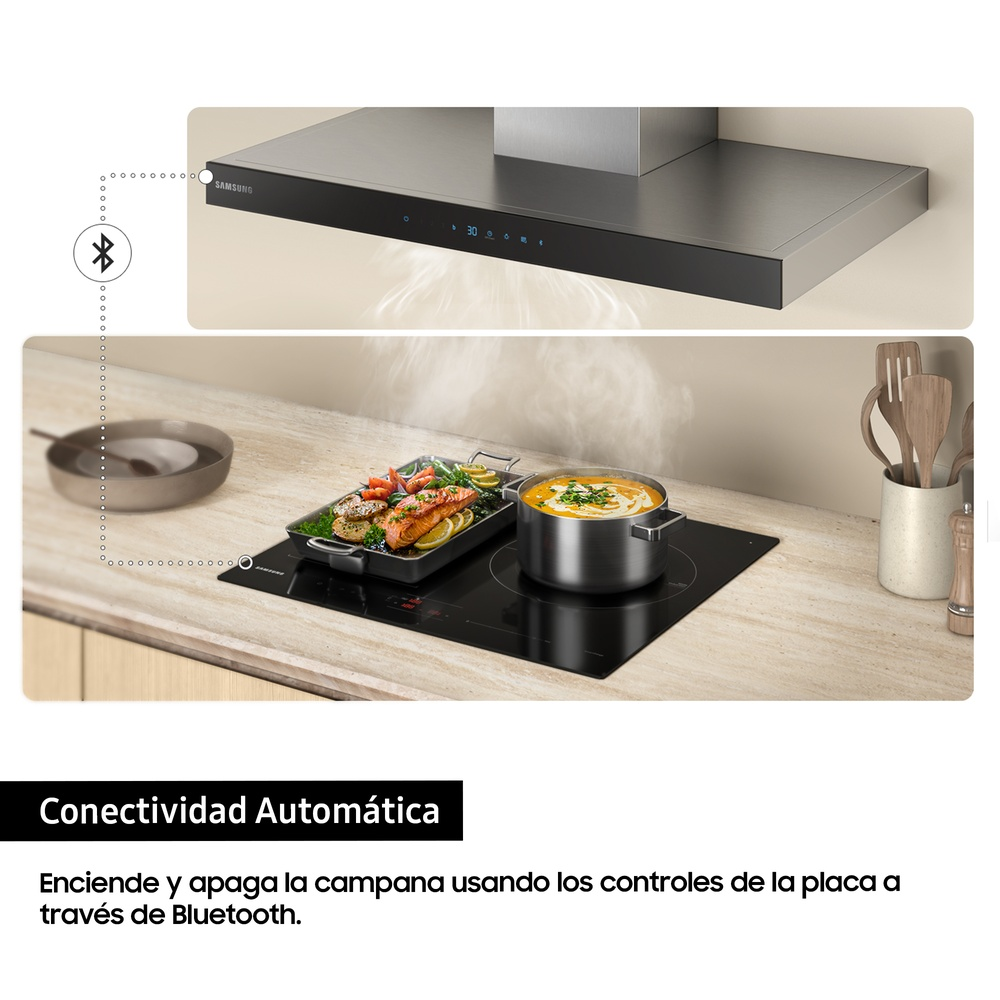 Una campana extractora con el logotipo de Samsung sobre una placa de cocina, y una olla y comida en la placa.