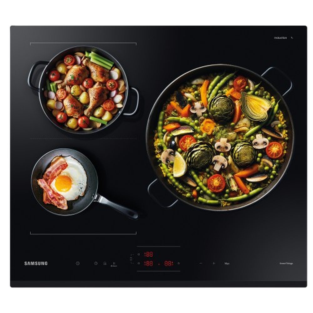Placa de inducción negra con tres sartenes. Pollo, verduras y huevo con tocino se están cocinando.