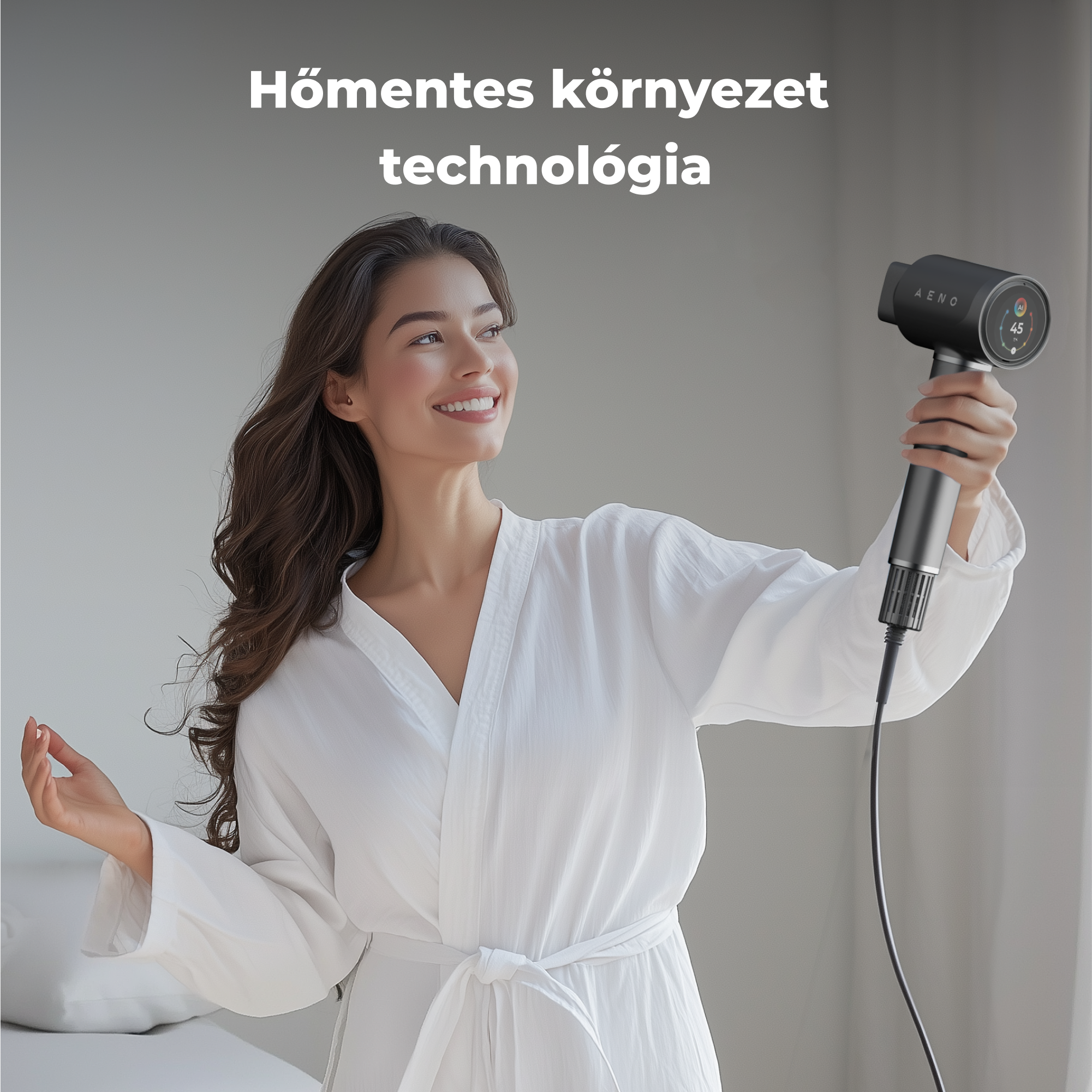 Egy fehér köntösös nő mosolyog, miközben egy fekete hajszárítót tart.