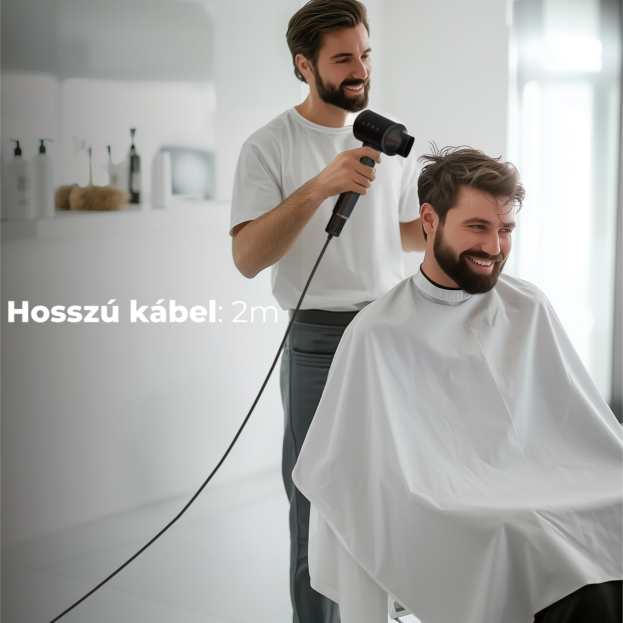 Egy borbély fekete hajszárítót használ egy vendégen egy fehér falú szalonban. A kábel látható.