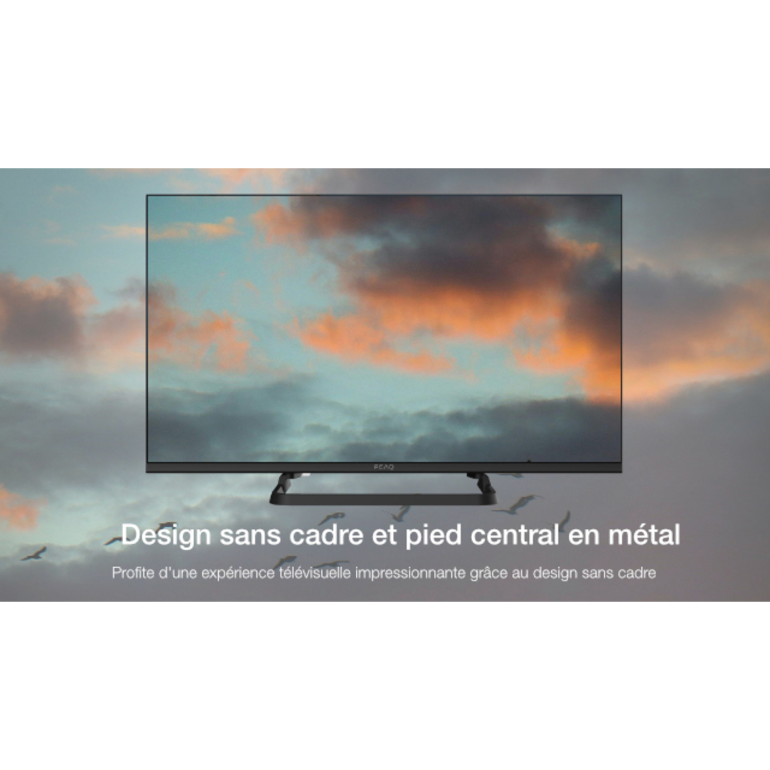 Téléviseur sans cadre, avec pied central en métal, avec un fond de ciel nuageux.