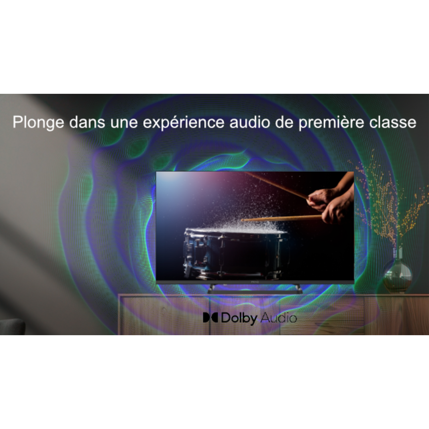 Une TV montrant une batterie, avec texte et marque audio. Un vase et un meuble en bois sont dans la scène.