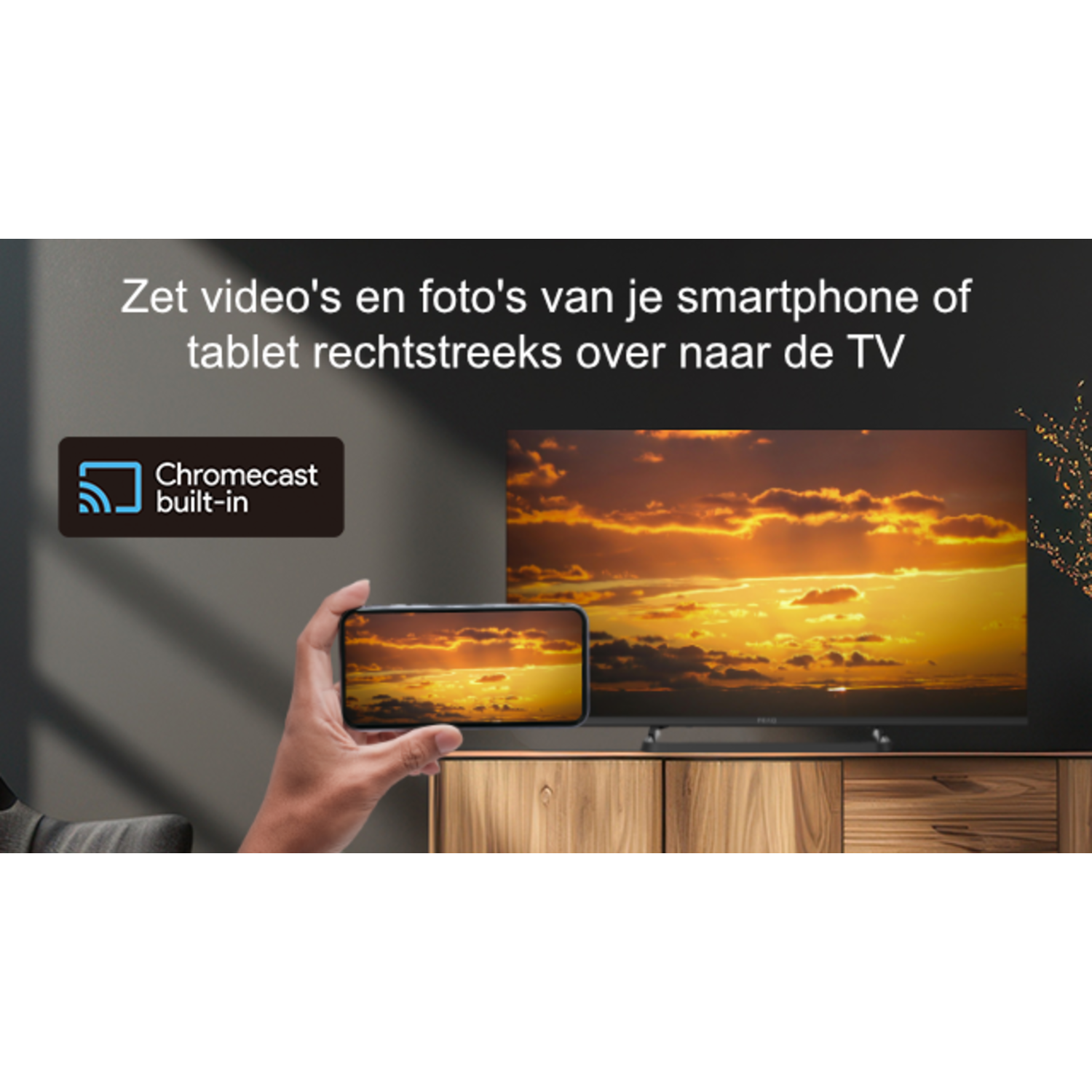 Hand houdt telefoon met zonsondergang. TV toont dezelfde afbeelding. Chromecast logo.