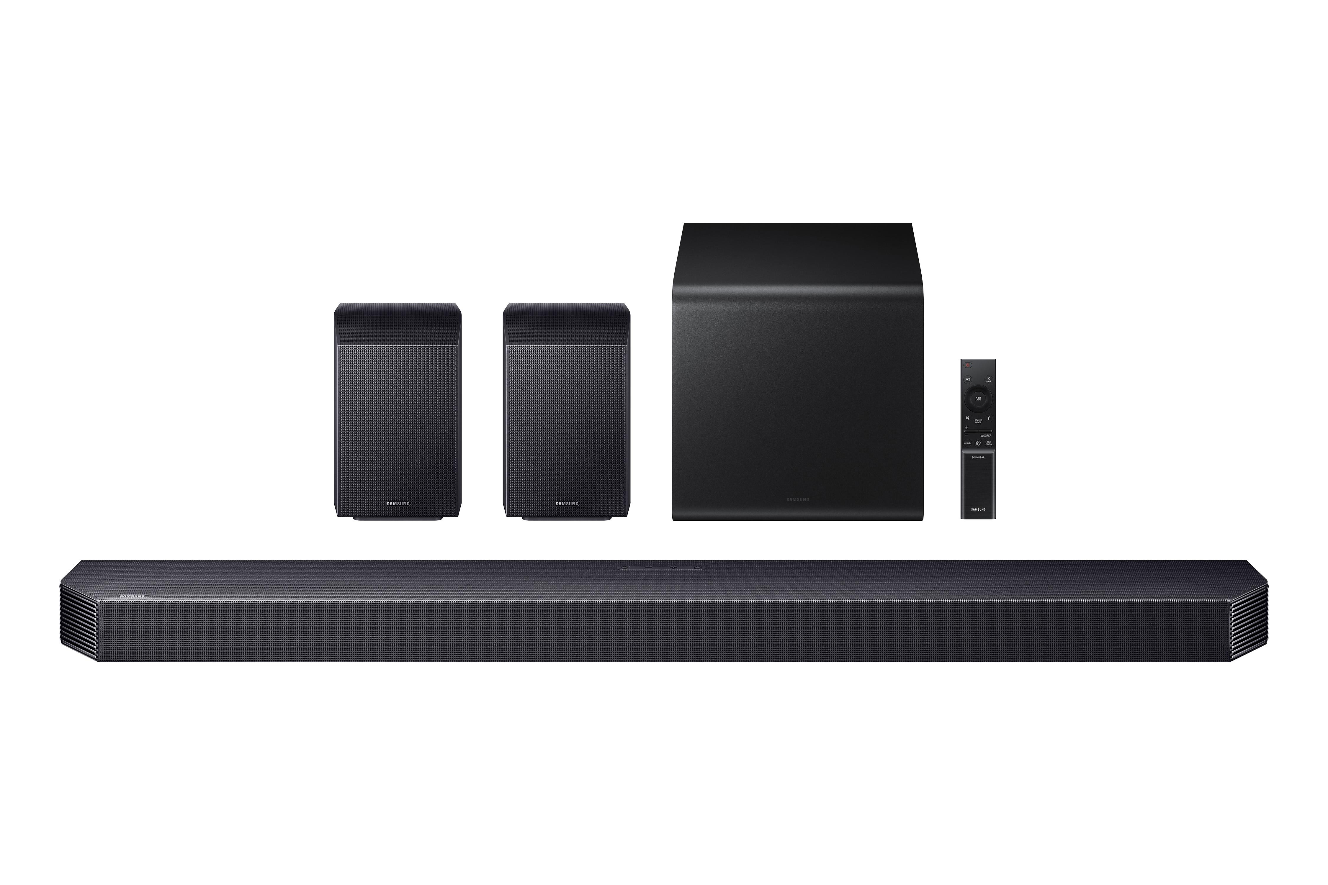 Eine Soundbar, zwei Lautsprecher und ein Subwoofer auf weißem Hintergrund angeordnet.