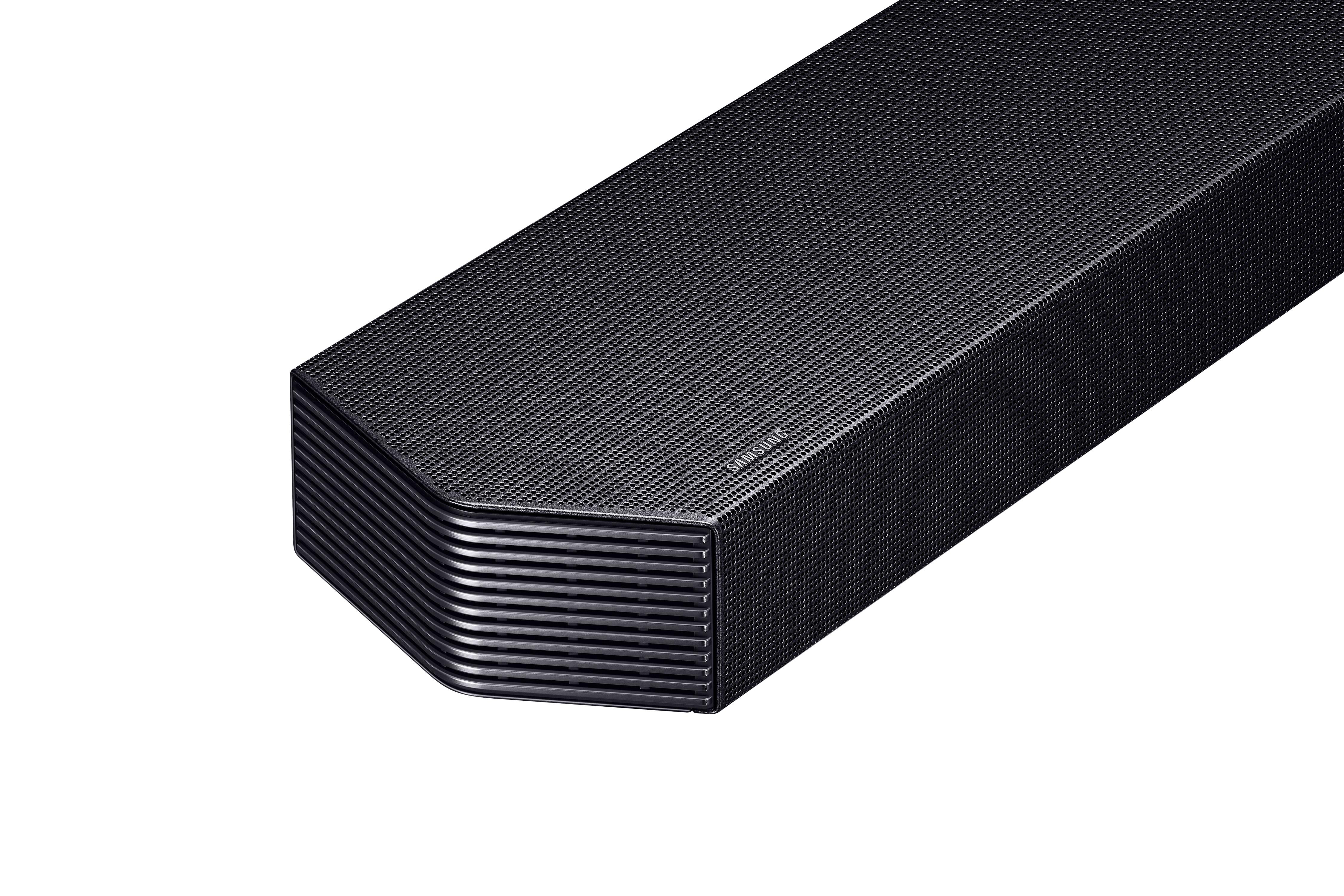 Eine schwarze Soundbar mit Mesh-Front und Samsung-Branding. Auf weißem Hintergrund.