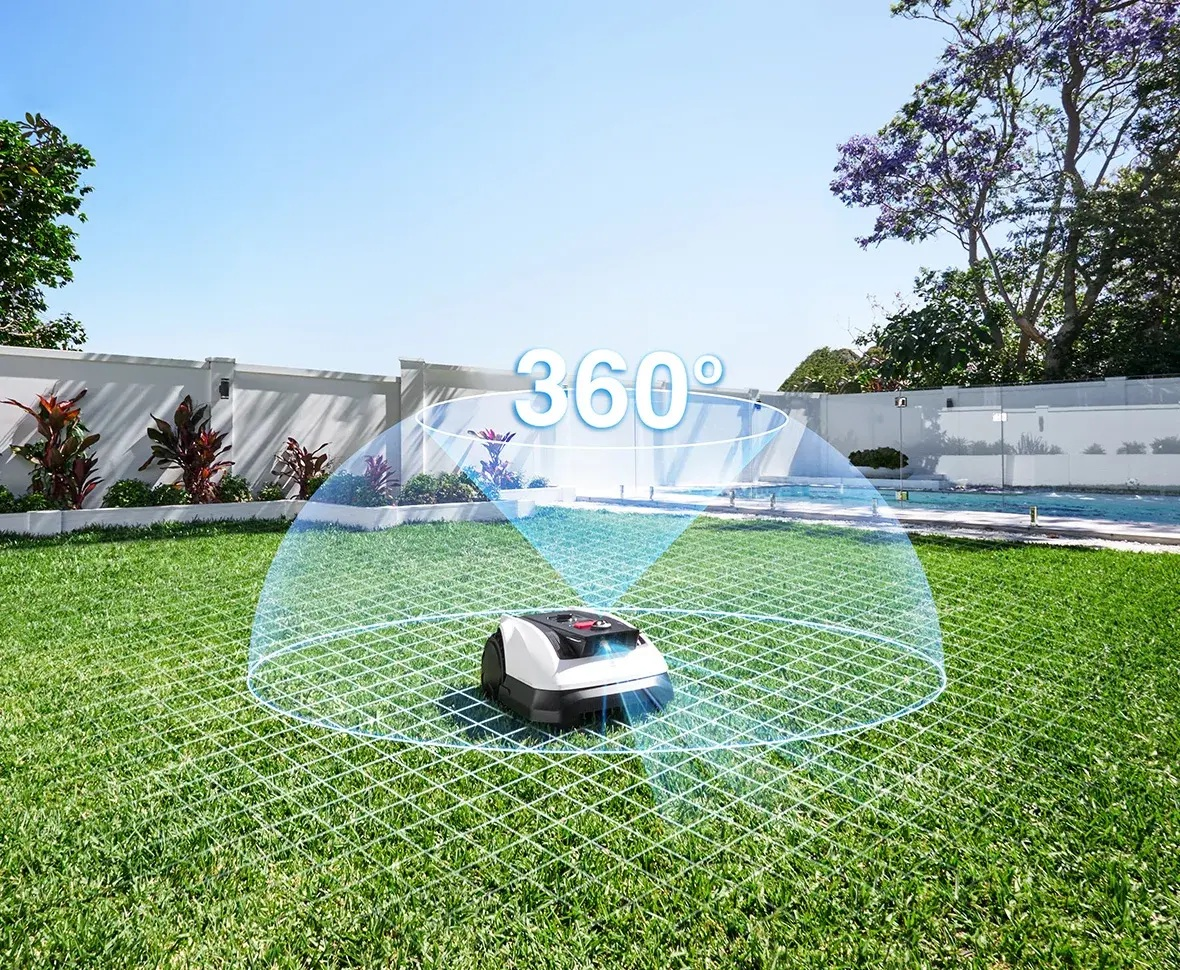Robot koszący na zielonym trawniku z zaznaczoną niebieską strefą bezpieczeństwa 360°.