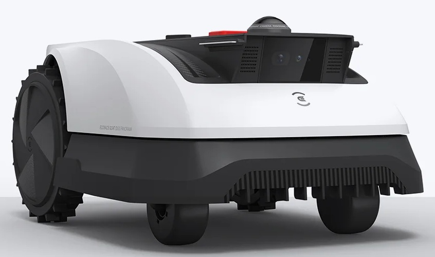 Biało-czarna robotyczna kosiarka z kamerą i czujnikiem, na białym tle.