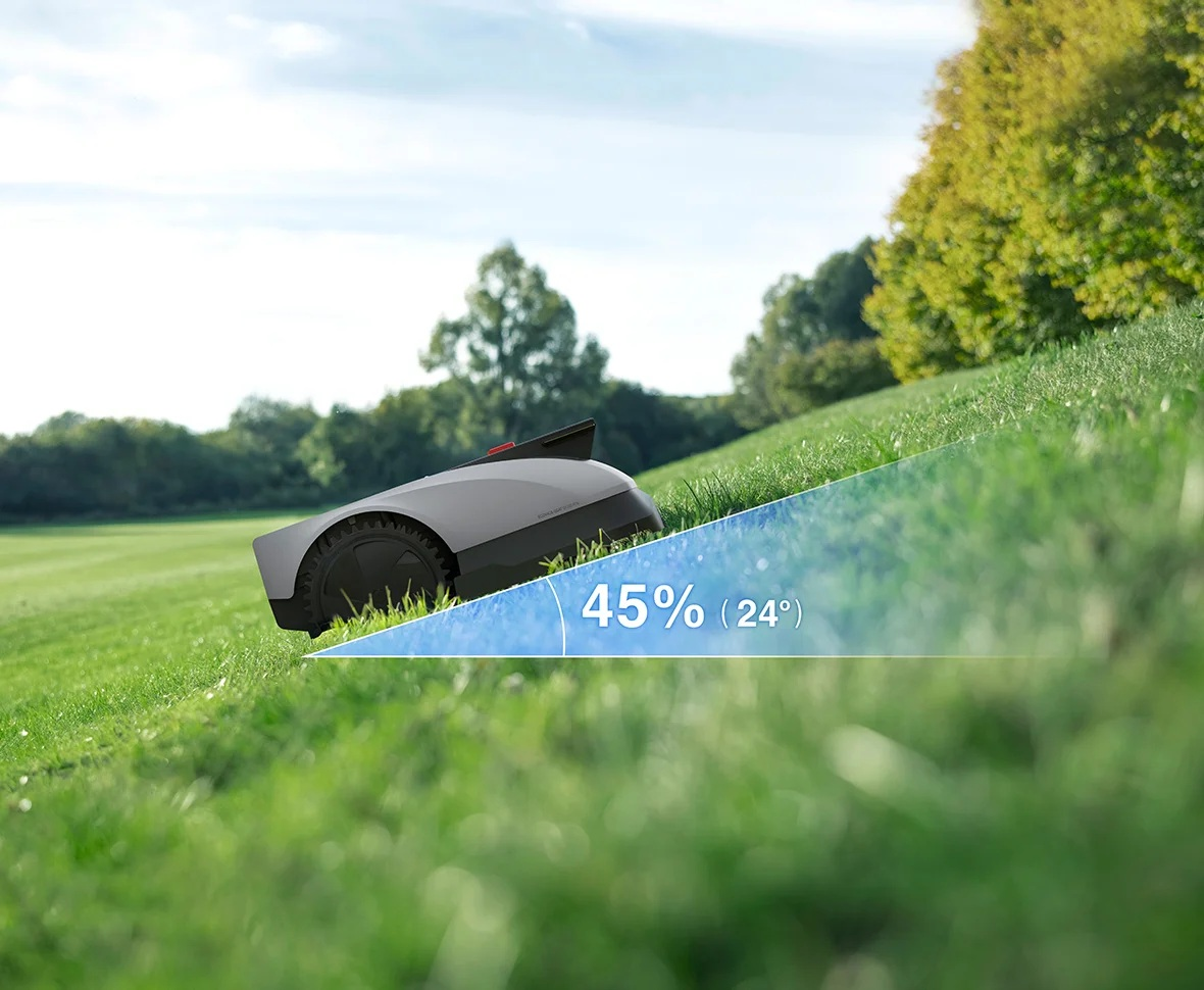 Robot koszący na trawiastym wzgórzu. Tekst wskazuje na nachylenie 45%.