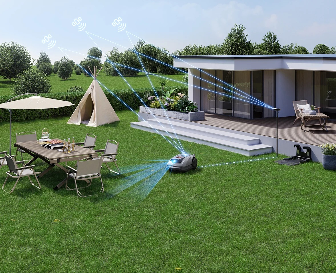 Robot koszący trawnik w ogrodzie, w pobliżu domu, z sygnałami satelitarnymi.