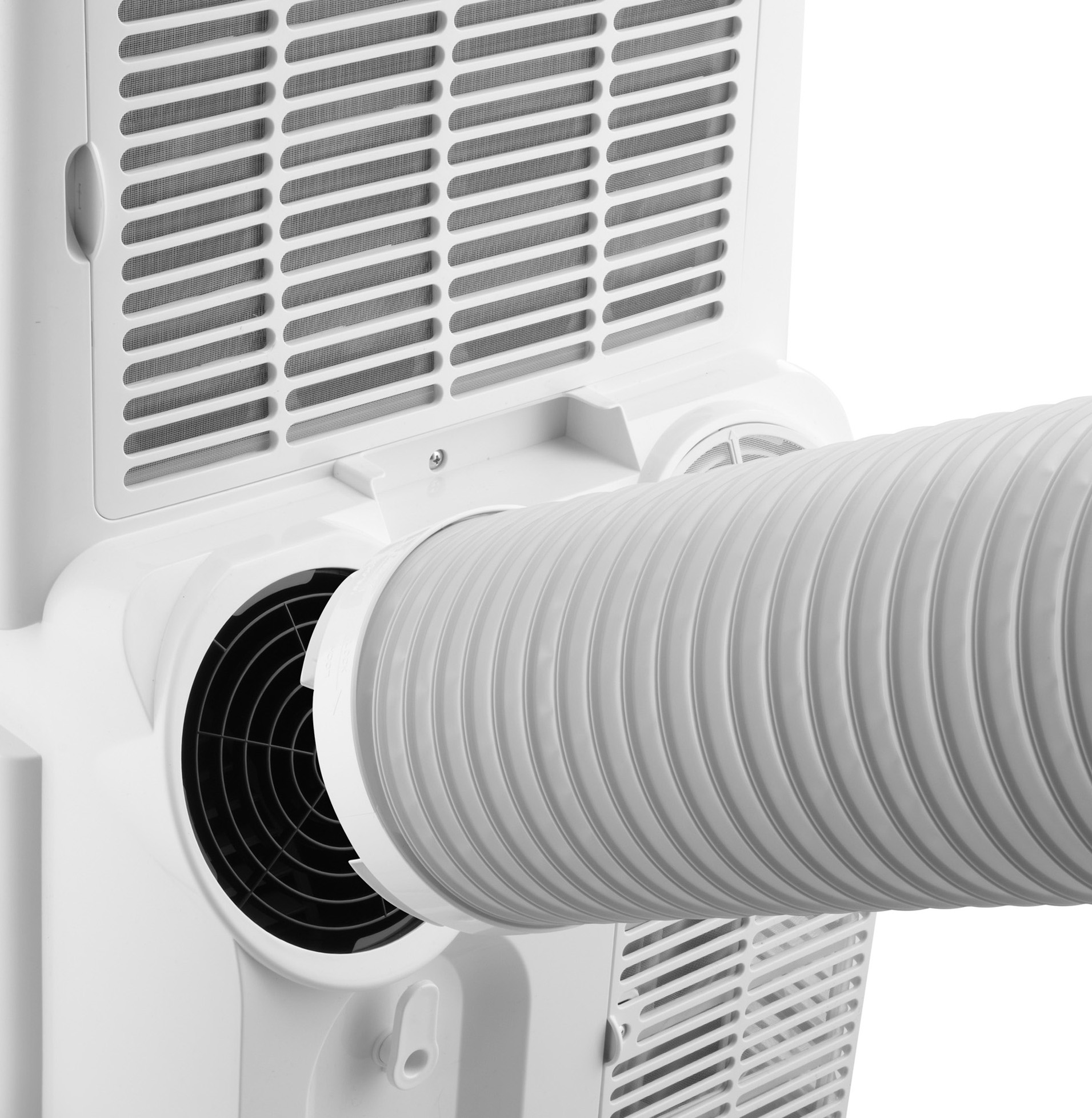 Biały przenośny klimatyzator z elastycznym szarym wężem wydechowym rozciągającym się na zewnątrz.