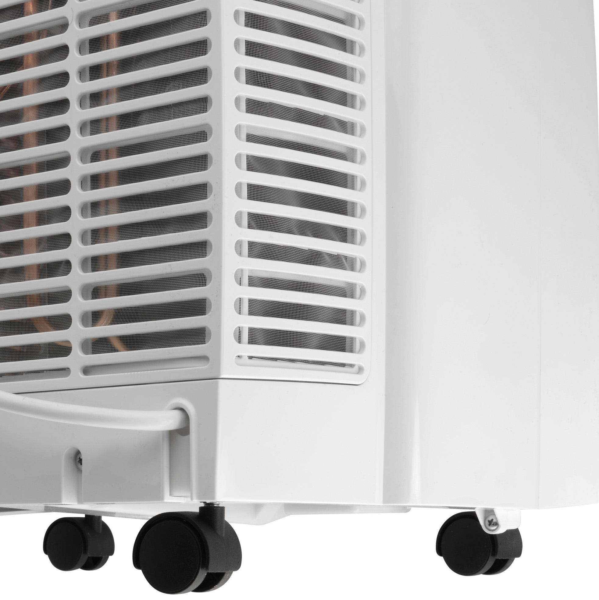 Zbliżenie białej przenośnej chłodziarki powietrza z czarnymi kółkami.