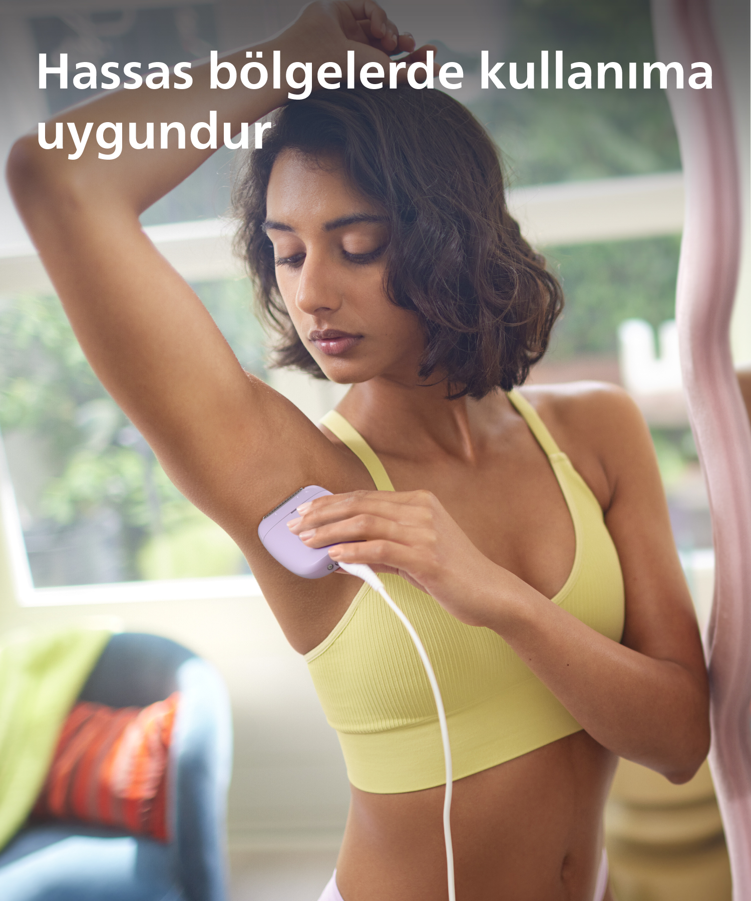 Kadın bacağında tüy alma cihazı kullanıyor.