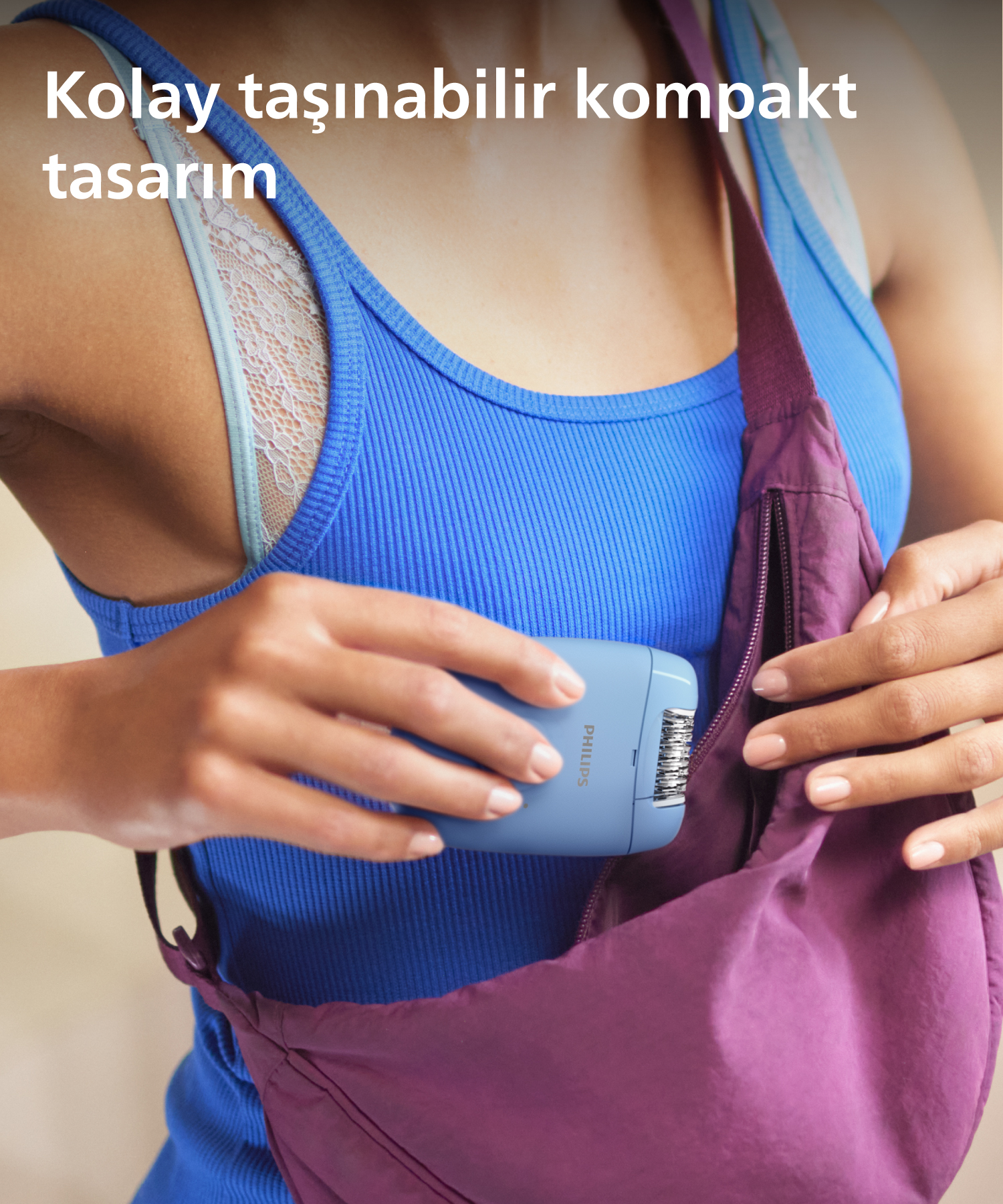 Kadın, mor çantada mavi epilatör tutuyor, metin: Taşınması kolay, kompakt tasarım.