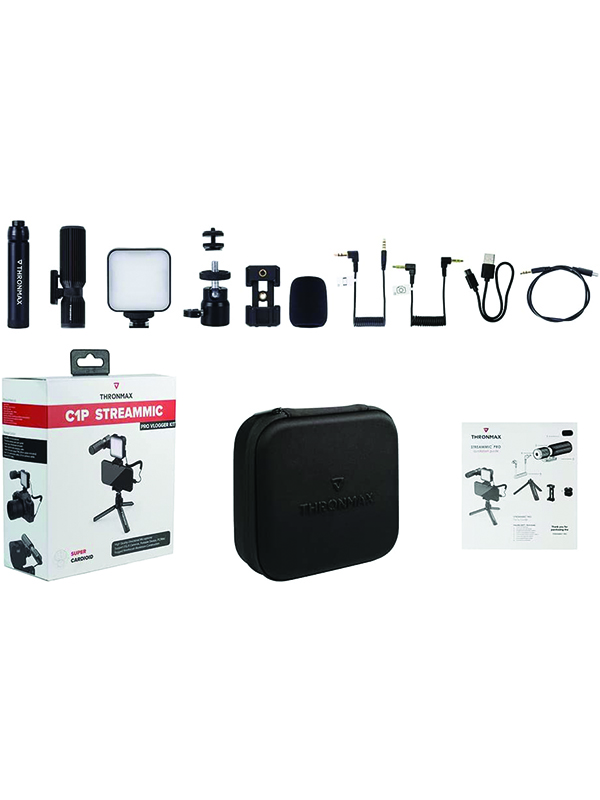 Beyaz arka planda video kayıt ekipmanı ve aksesuarlarından oluşan bir kit. Bir çanta ve bir tripod içerir.